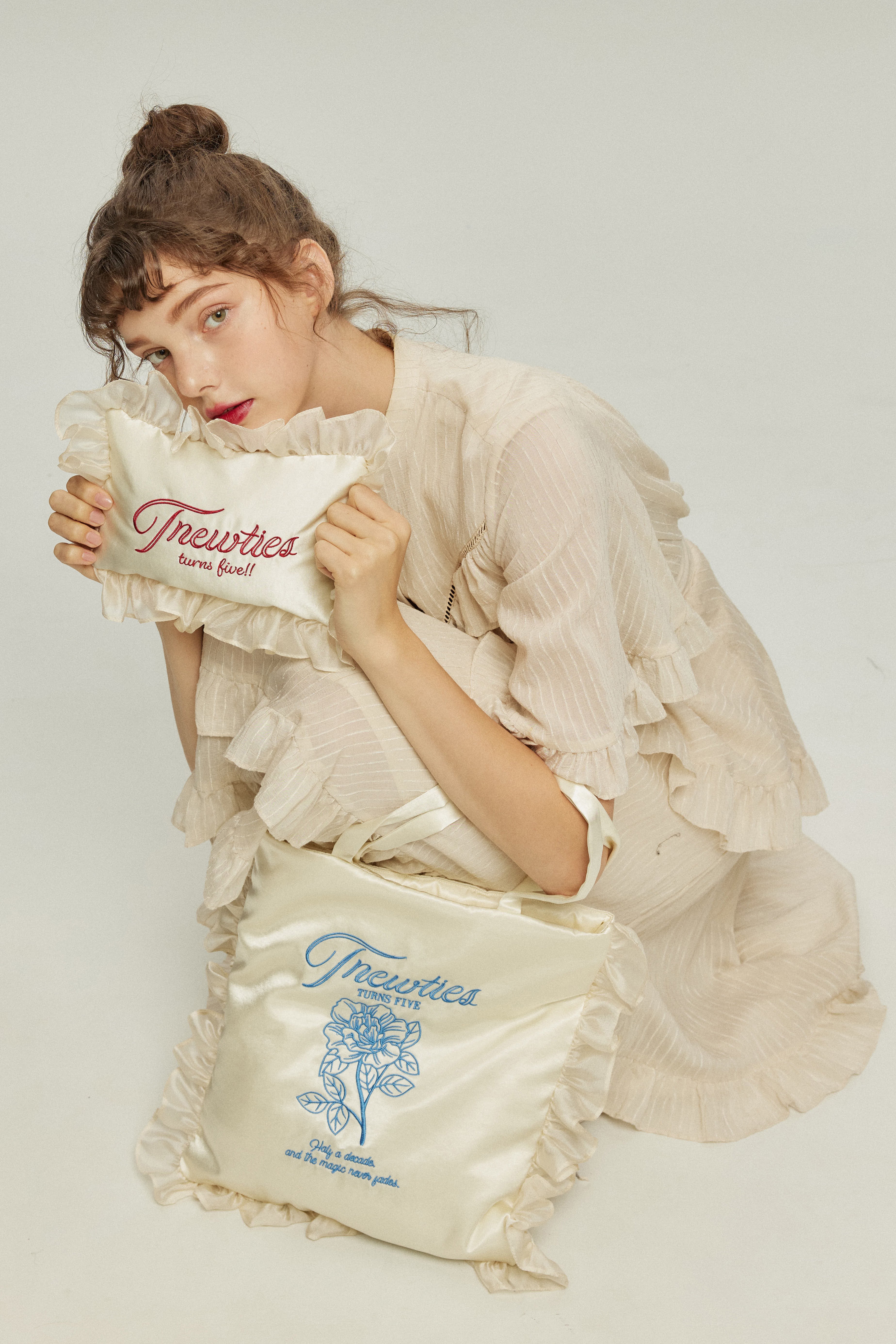 月の呪文を唱えて》フレアスリーブフリルブラウス-Ivory – Tnewties