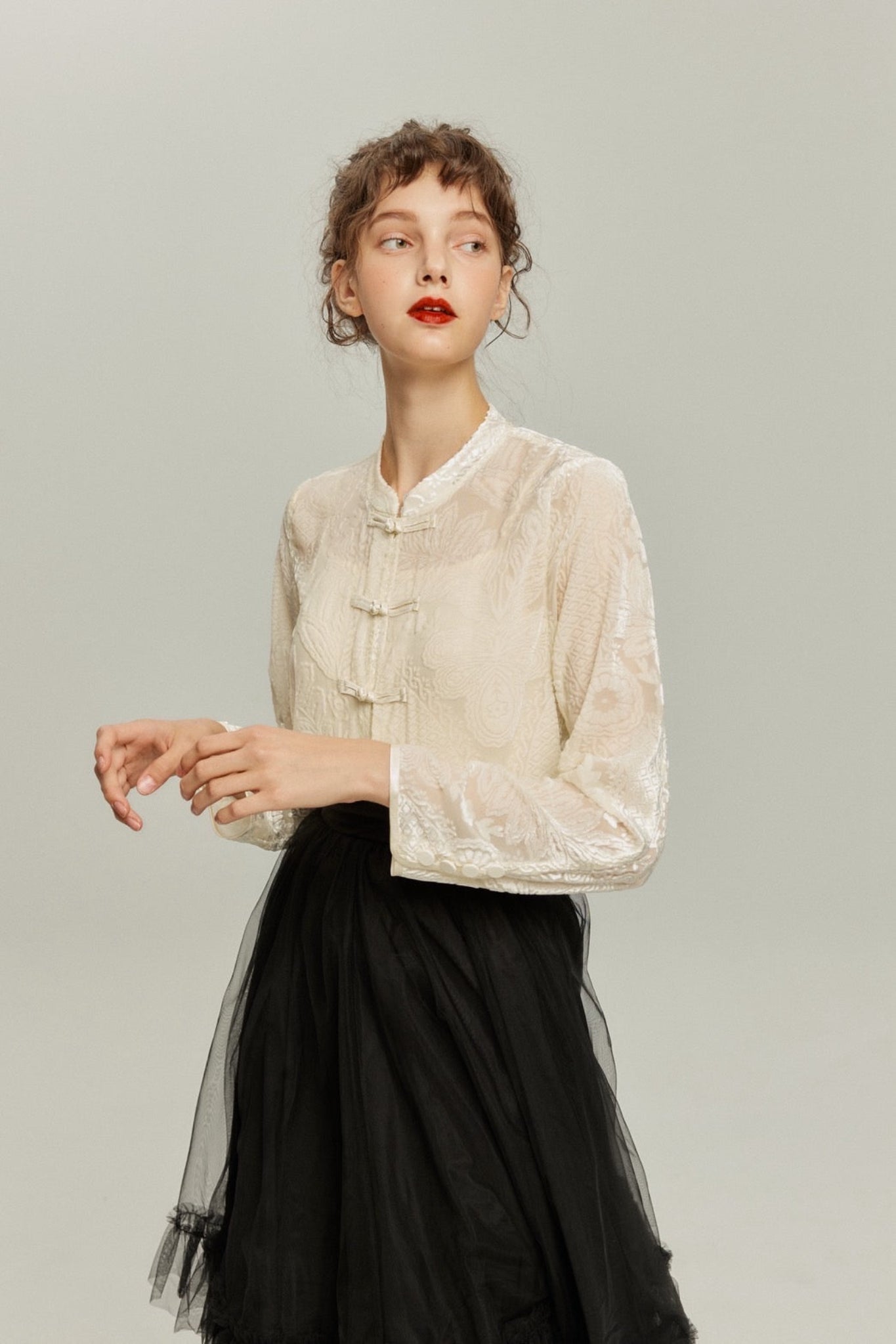 茶葉でも占えます》チャイナバックルベルベットトップス-White – Tnewties