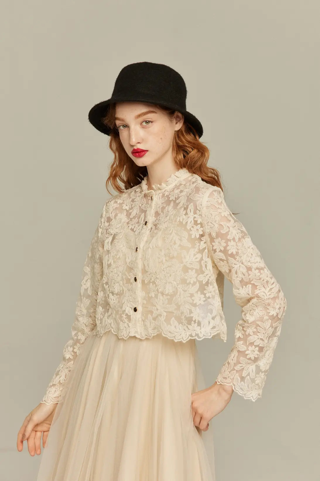 ソフィアの入れ歯》インナー付きフラワーレースブラウス-Cream – Tnewties