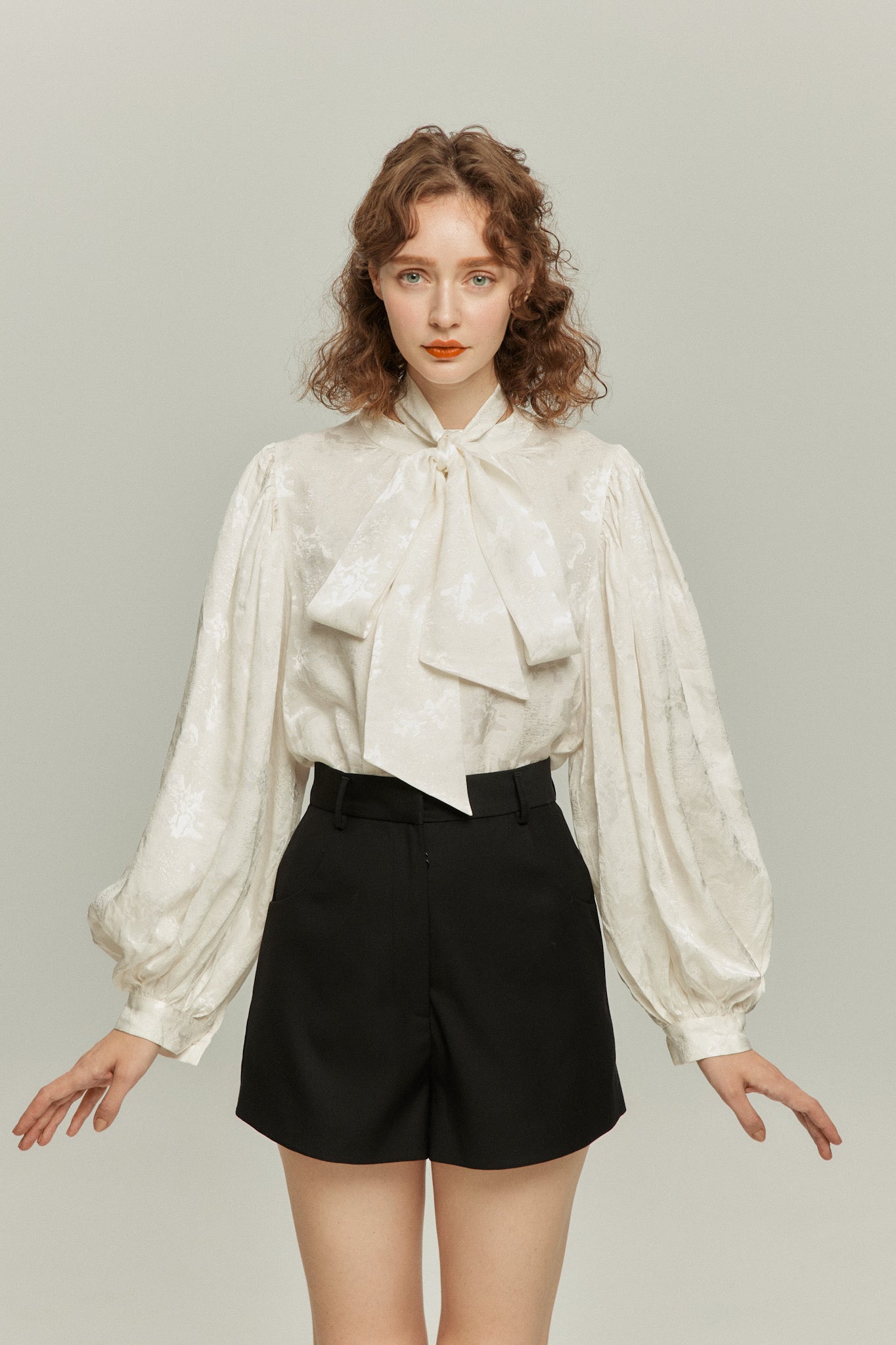 《ソファーにワックスする日》バルーンスリーブリボンタイトップス-White