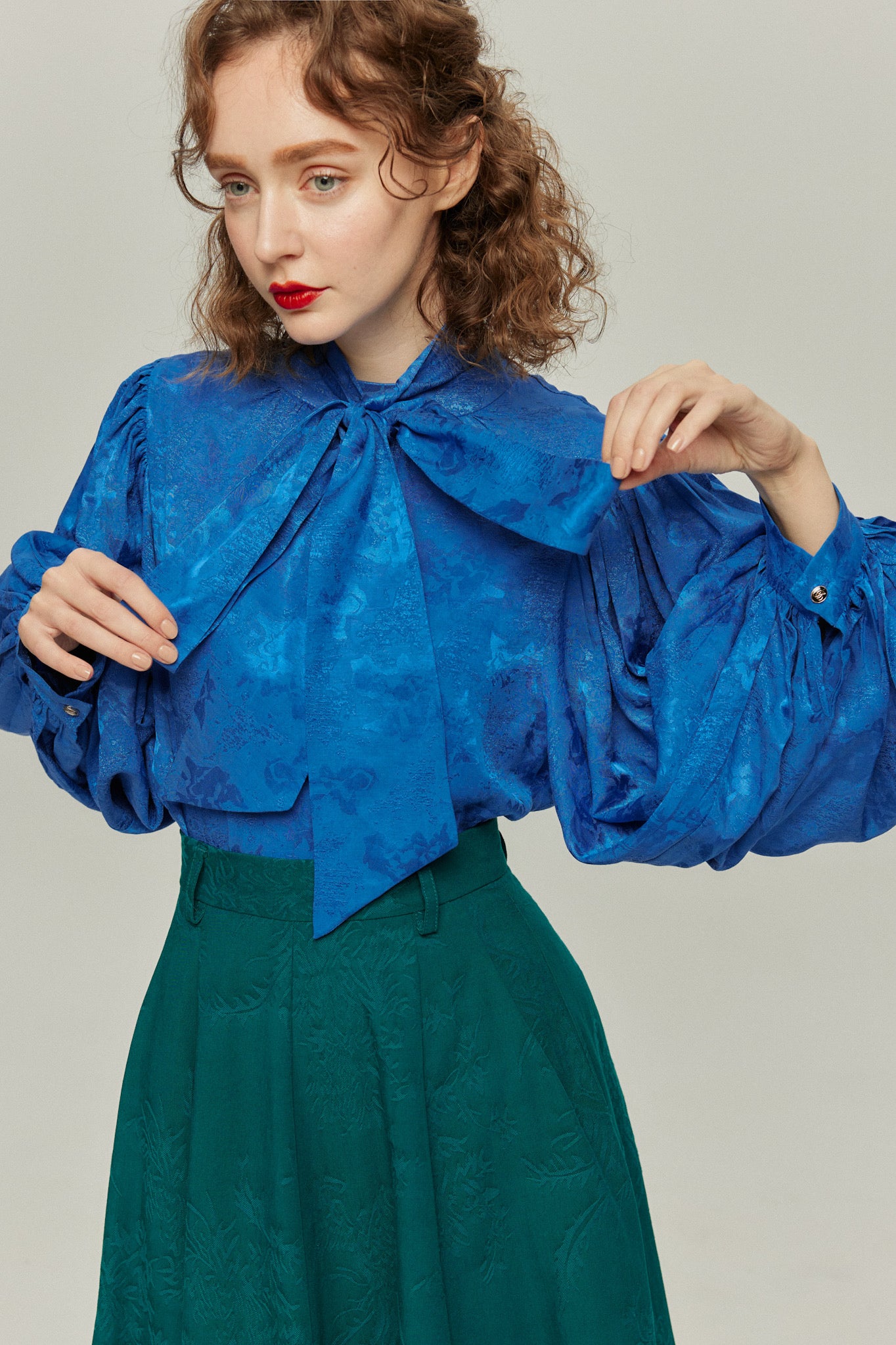 《ソファーにワックスする日》バルーンスリーブリボンタイトップス-Blue