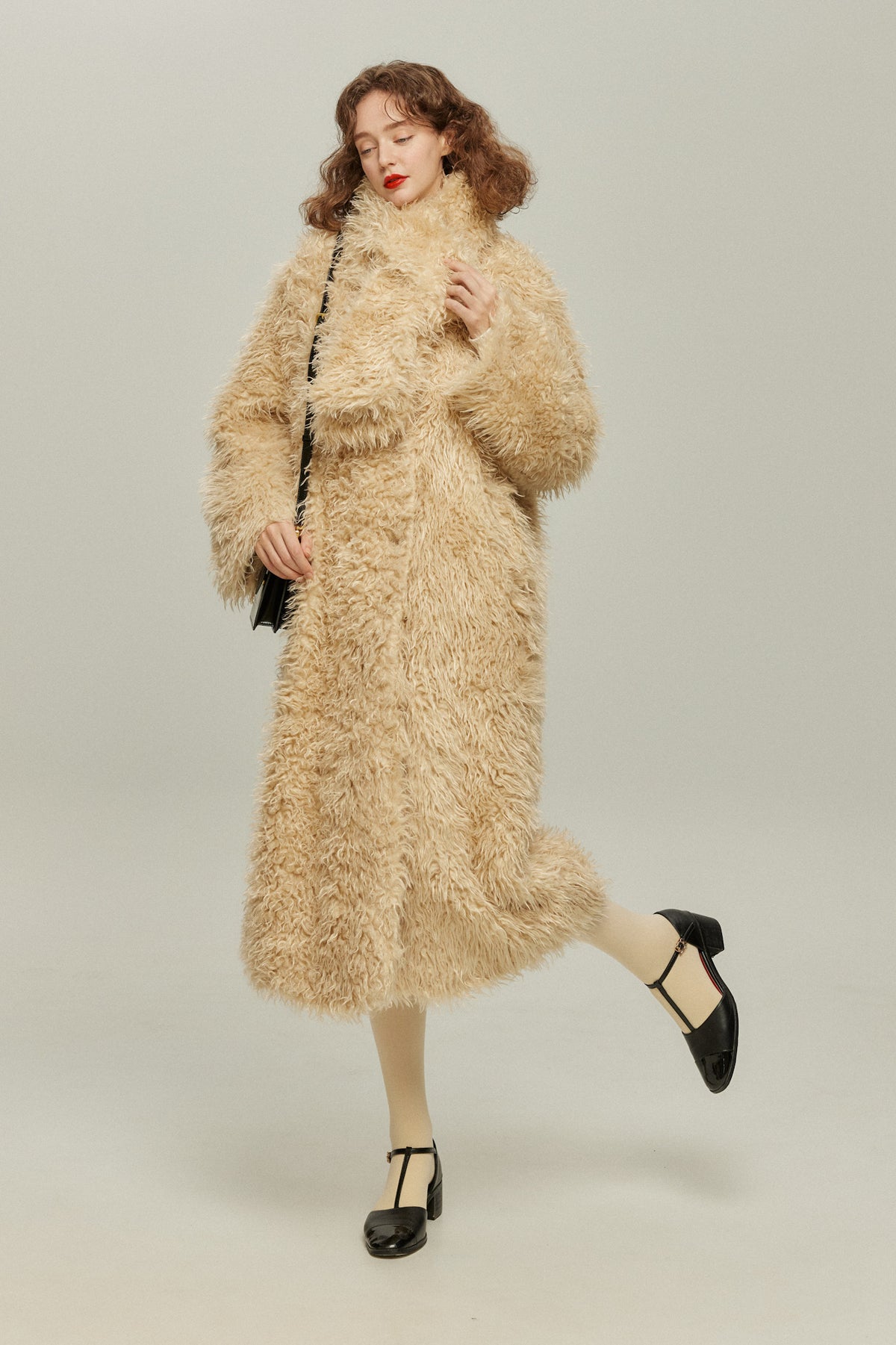 《Which animal is making the sound?》Over silhouette fur coat-Cream