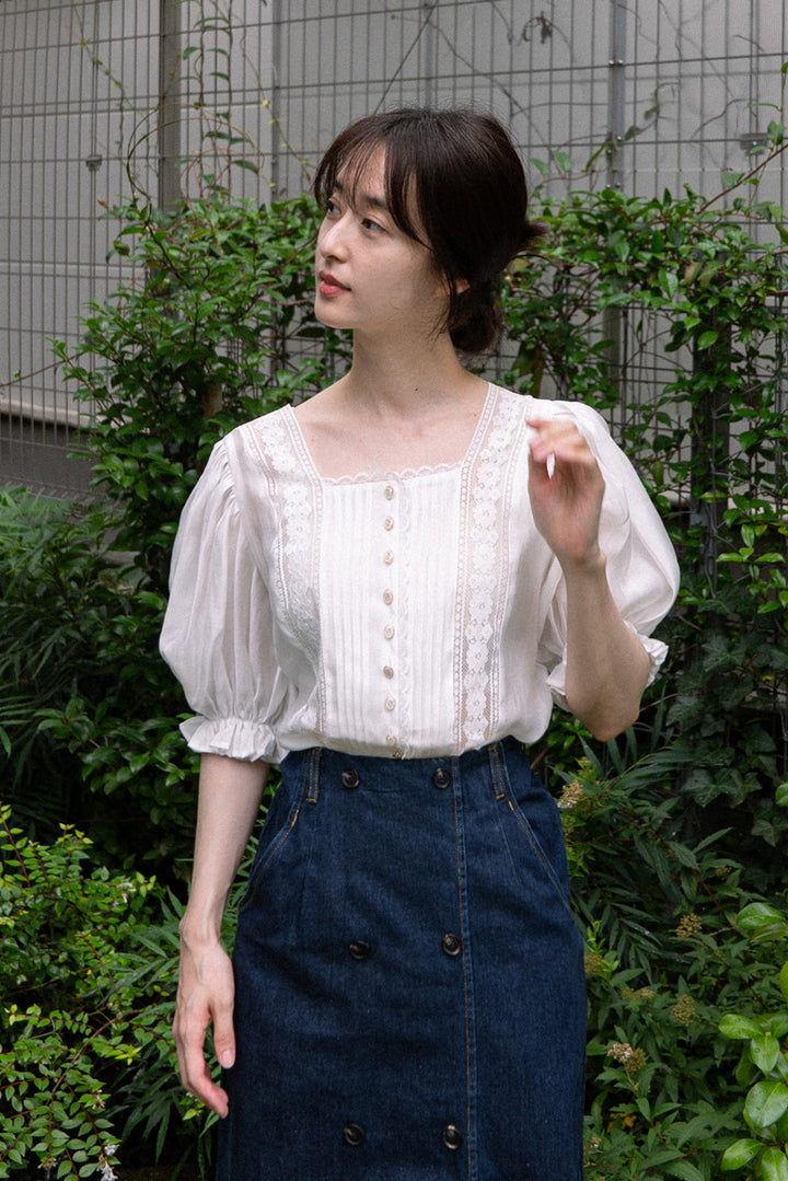 《かかしになりきって》スクエアネックレーストップス-White