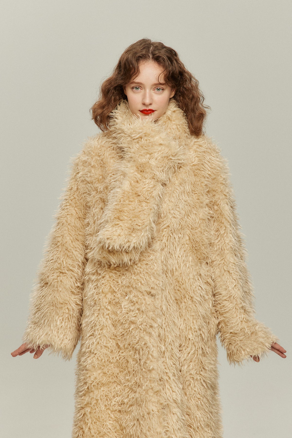《Which animal is making the sound?》Over silhouette fur coat-Cream