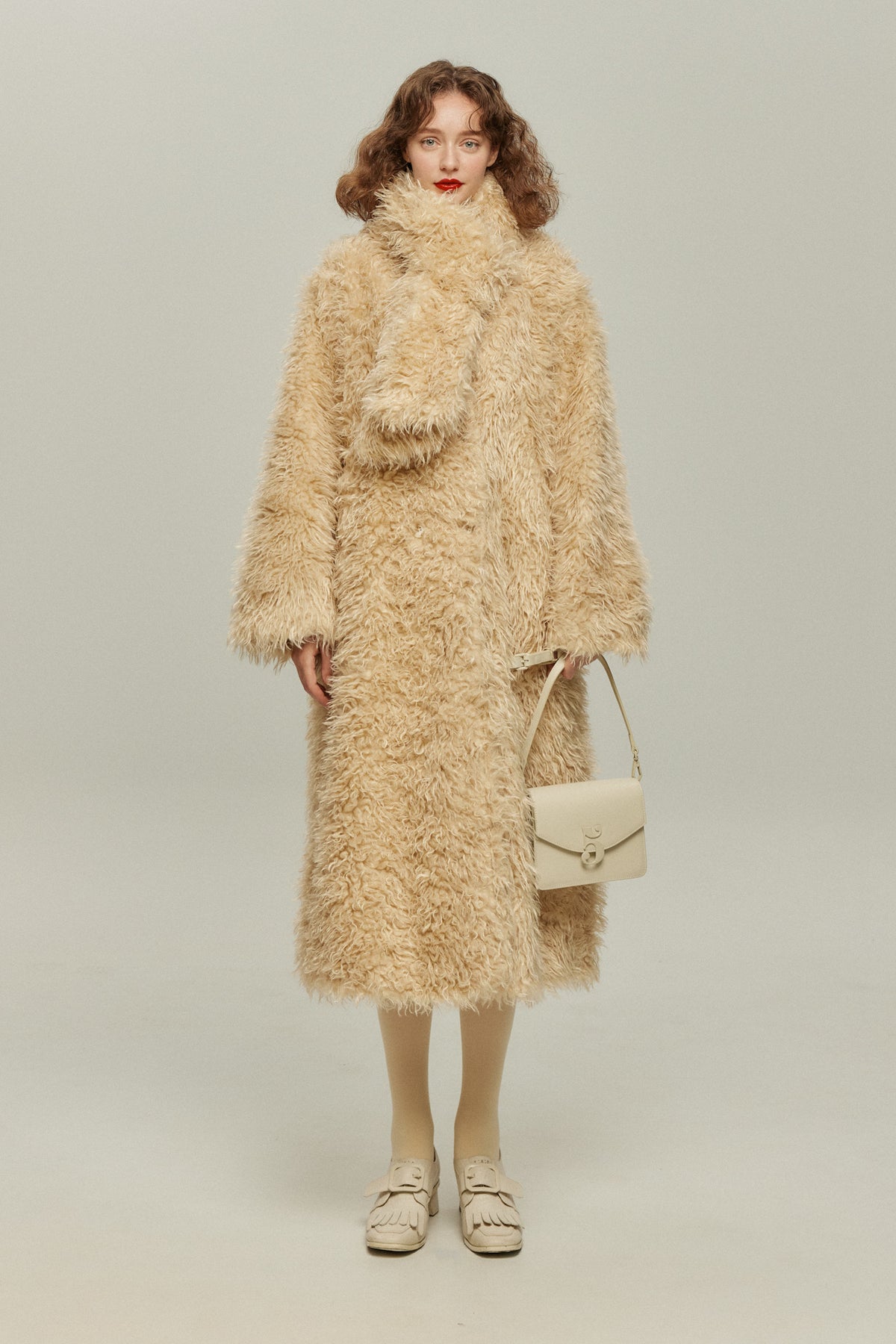 《Which animal is making the sound?》Over silhouette fur coat-Cream