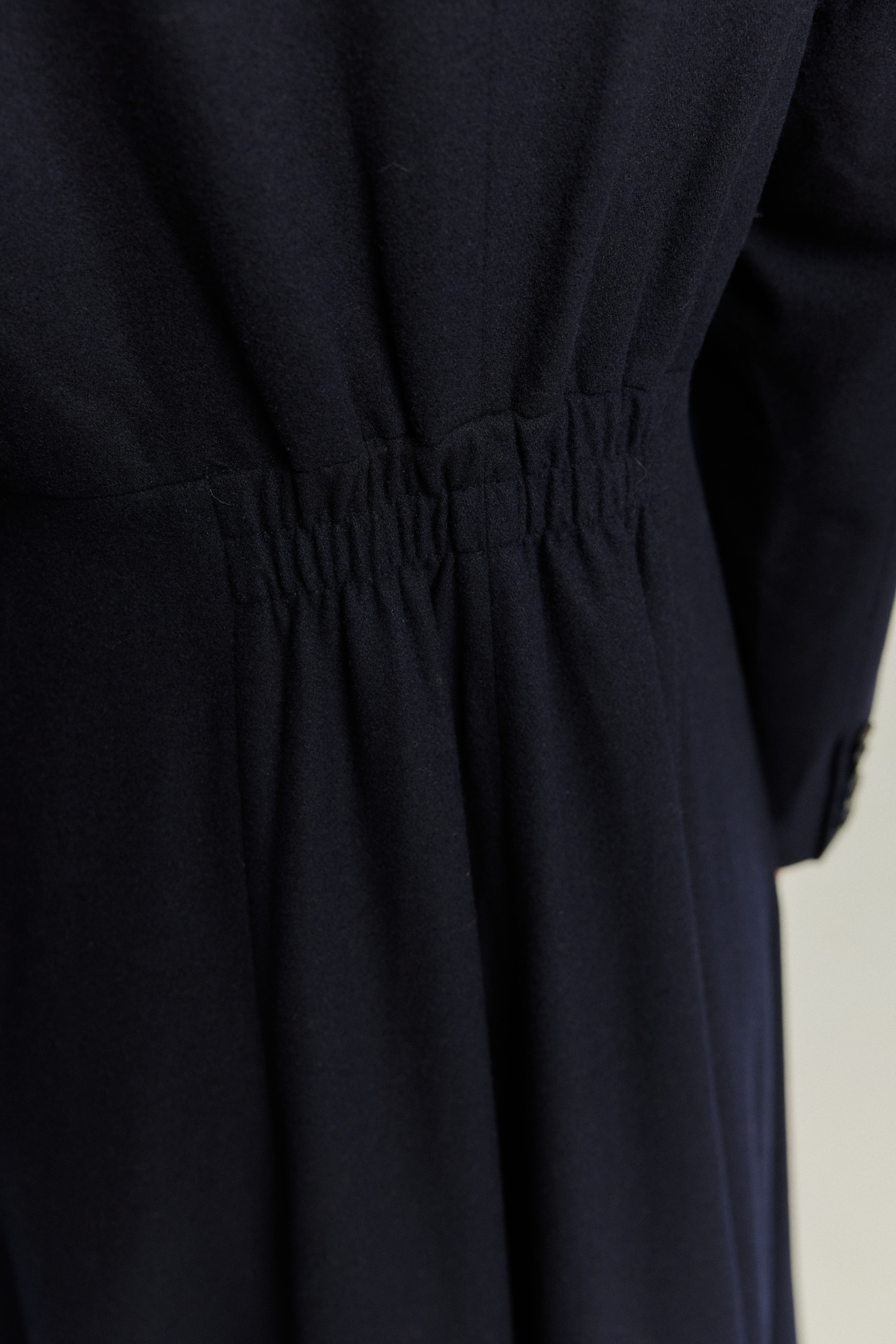 《いつもカウンターに座る彼女》ダブルブレストウールブレンドドレスコート-Navy