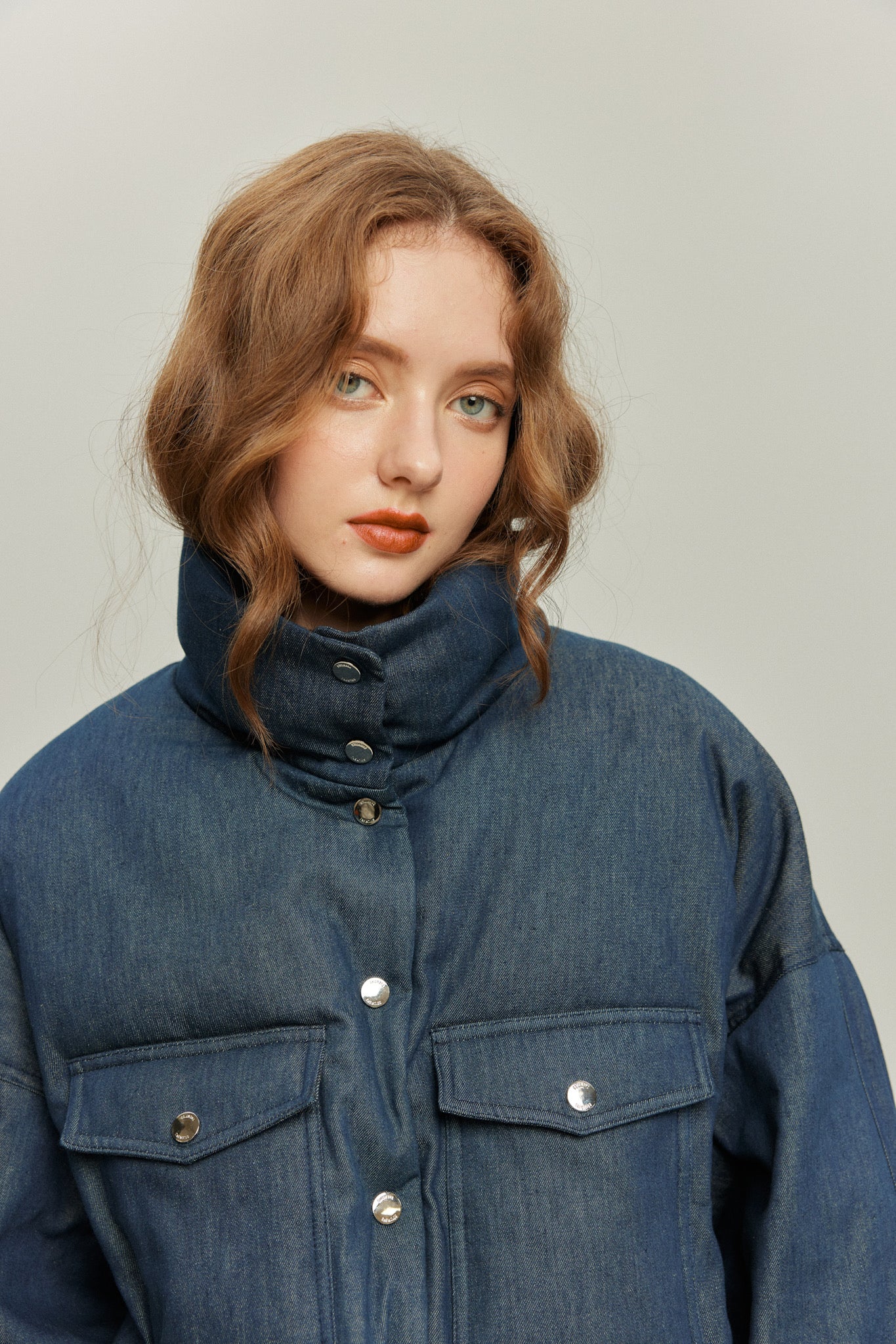 《彼をスパイとして送り込む》ダウンジャケット-Navy