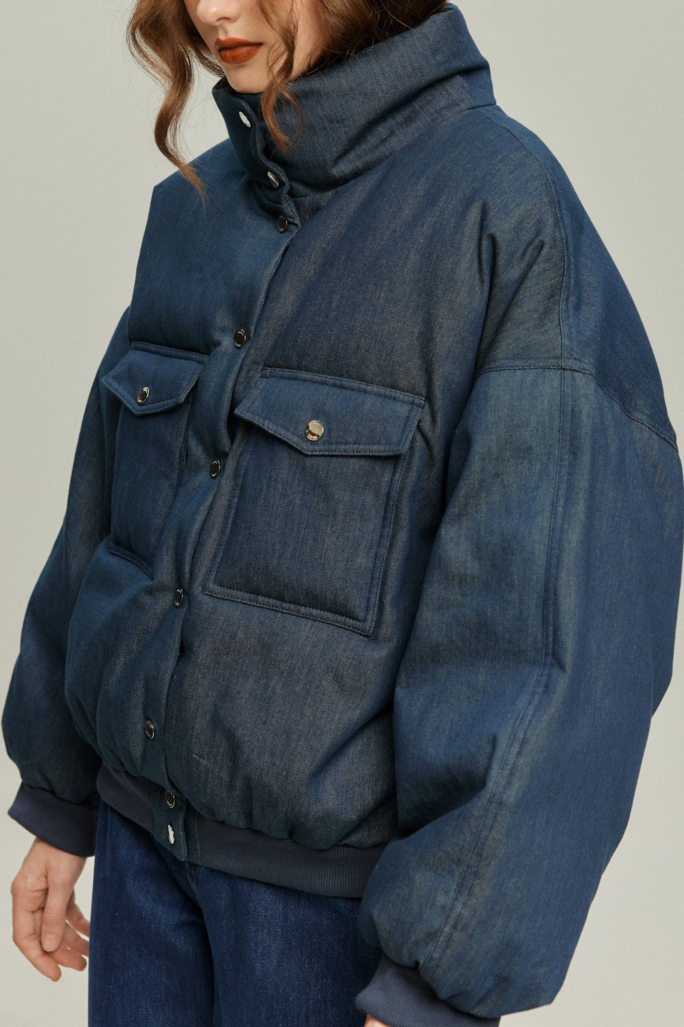 《彼をスパイとして送り込む》ダウンジャケット-Navy