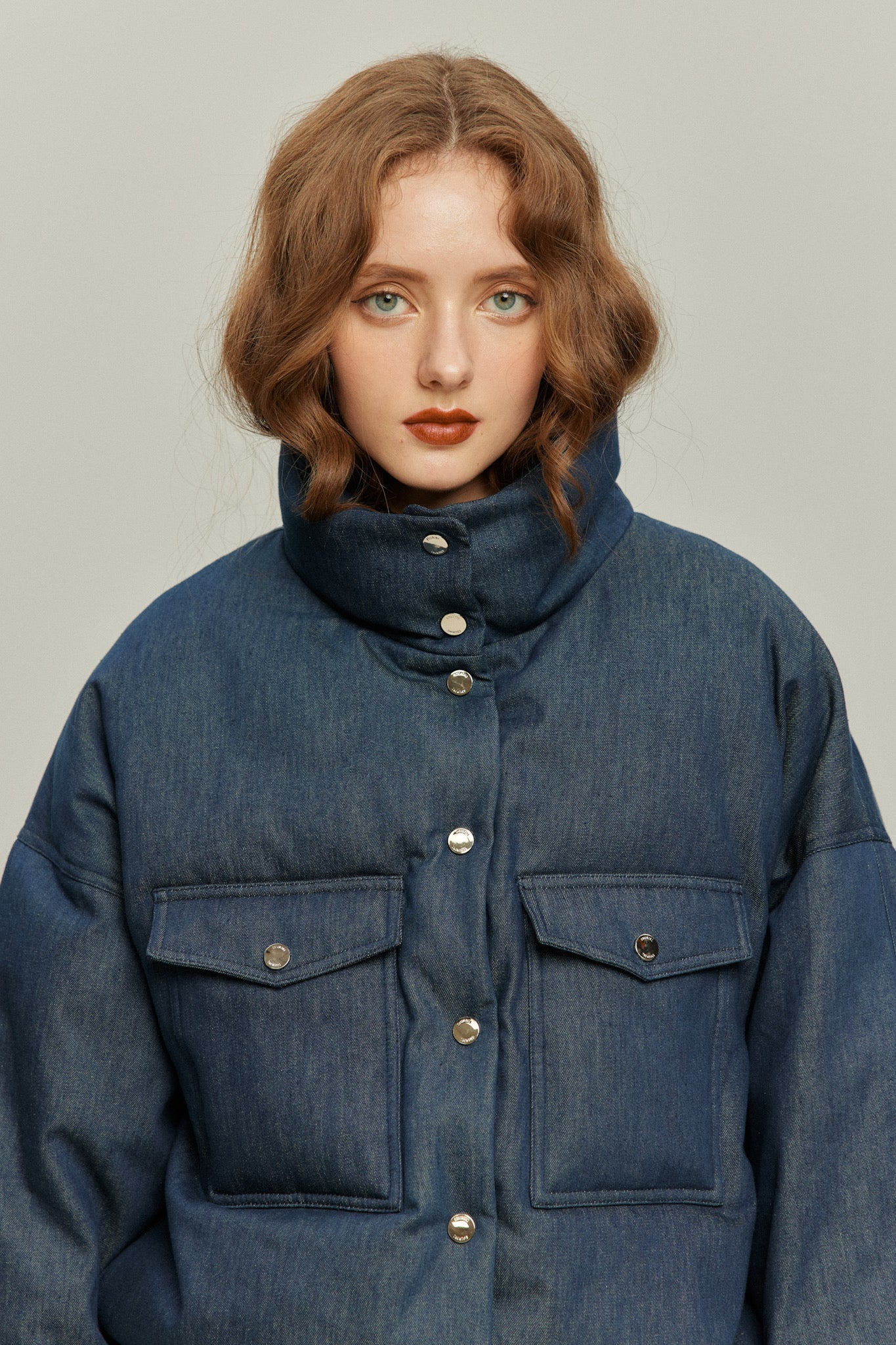 《彼をスパイとして送り込む》ダウンジャケット-Navy