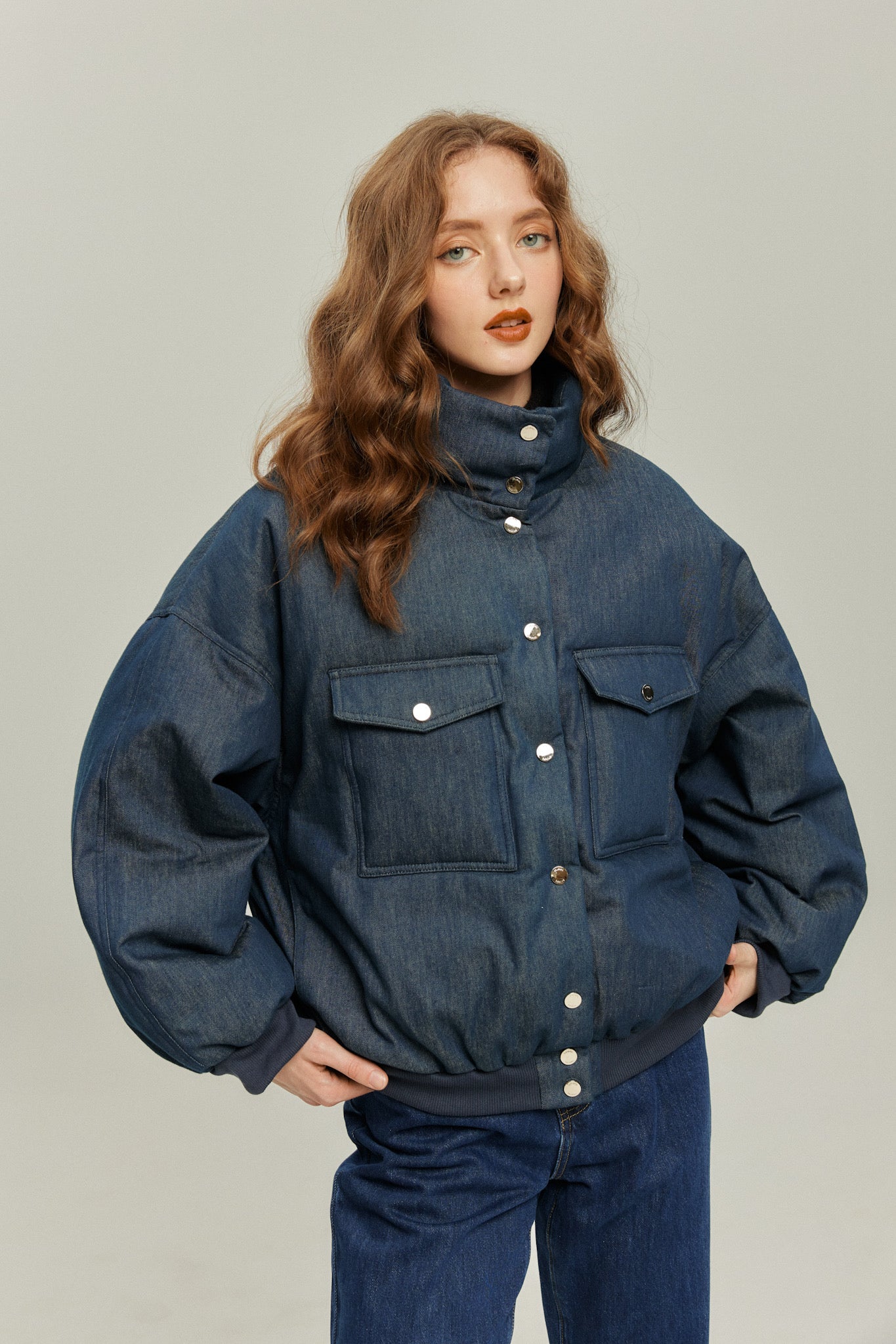 《彼をスパイとして送り込む》ダウンジャケット-Navy