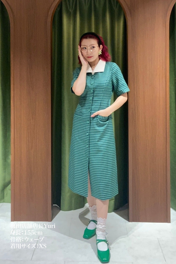 メニュー表で顔を隠してる オープンカラーチェックワンピース-GREEN メニュー表で顔を隠してる》オープンカラーチェックワンピース-Green
