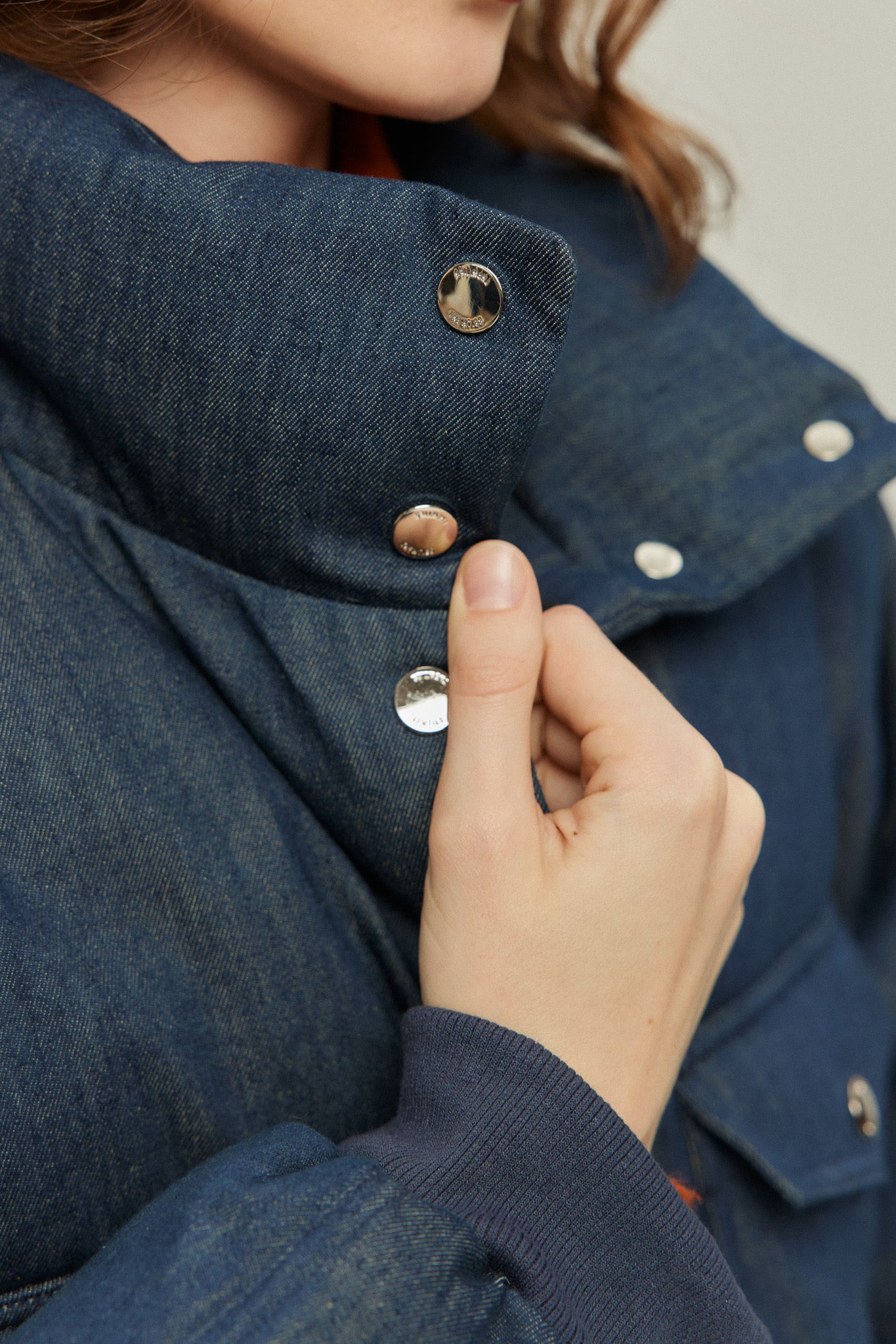 《彼をスパイとして送り込む》ダウンジャケット-Navy