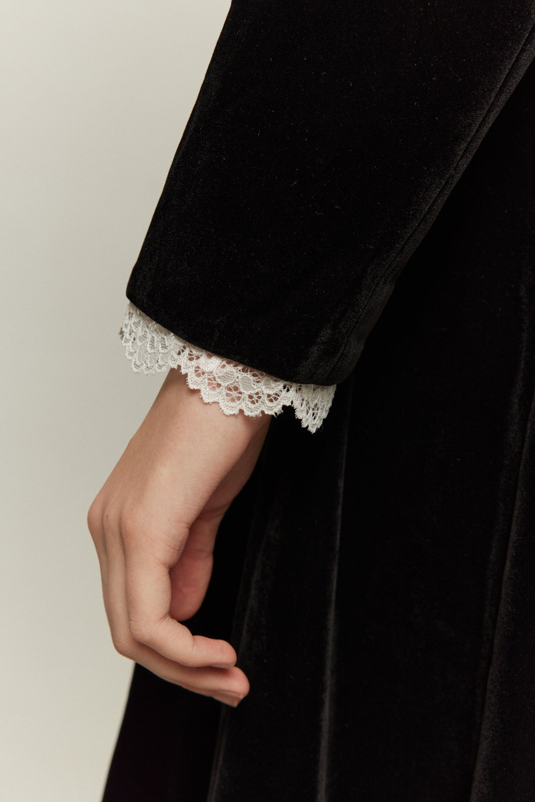 [British accent pronunciation] Lace trim tops-Black