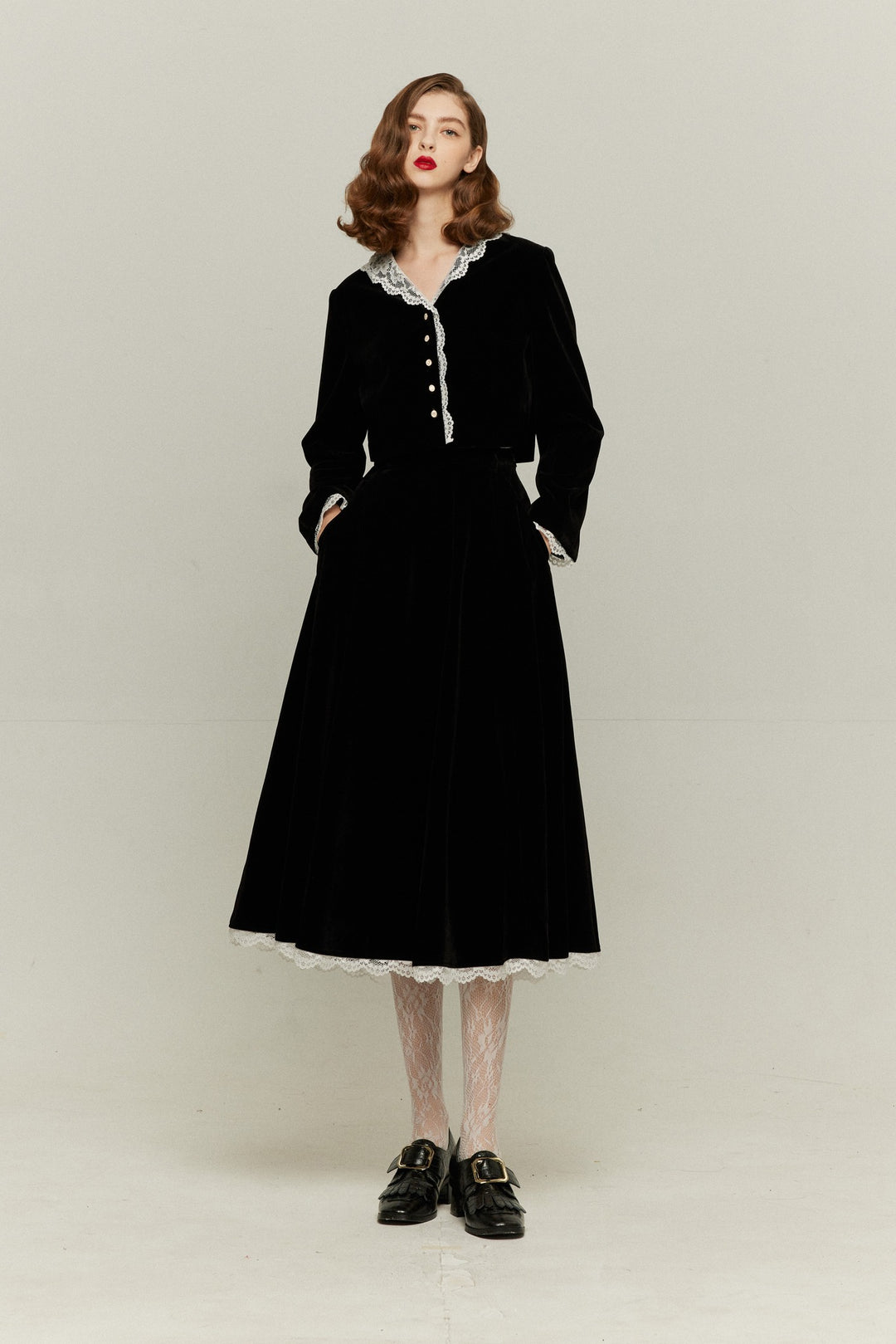 [British accent pronunciation] Lace trim tops-Black