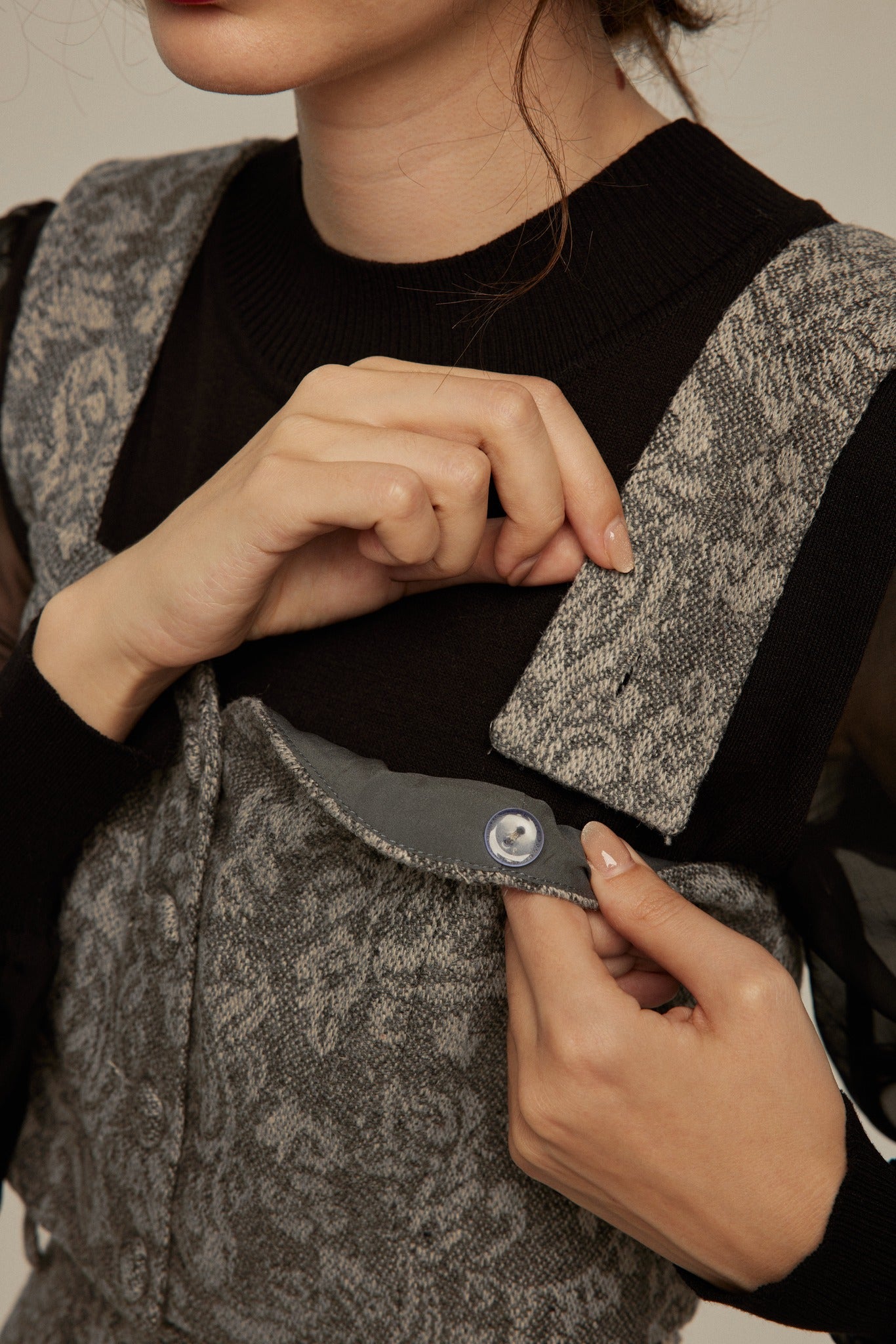 その中の1枚は偽札》シノワズリジャガード2wayベスト-Gray – Tnewties