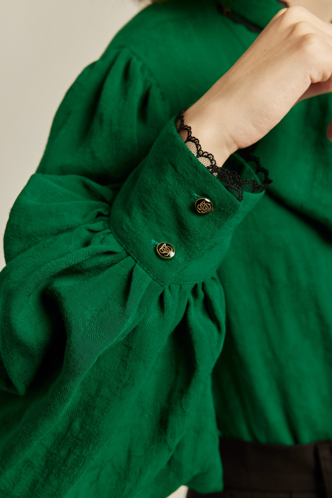 ようやく咲いた花》レーストリミングリボンジャガードブラウス-Green