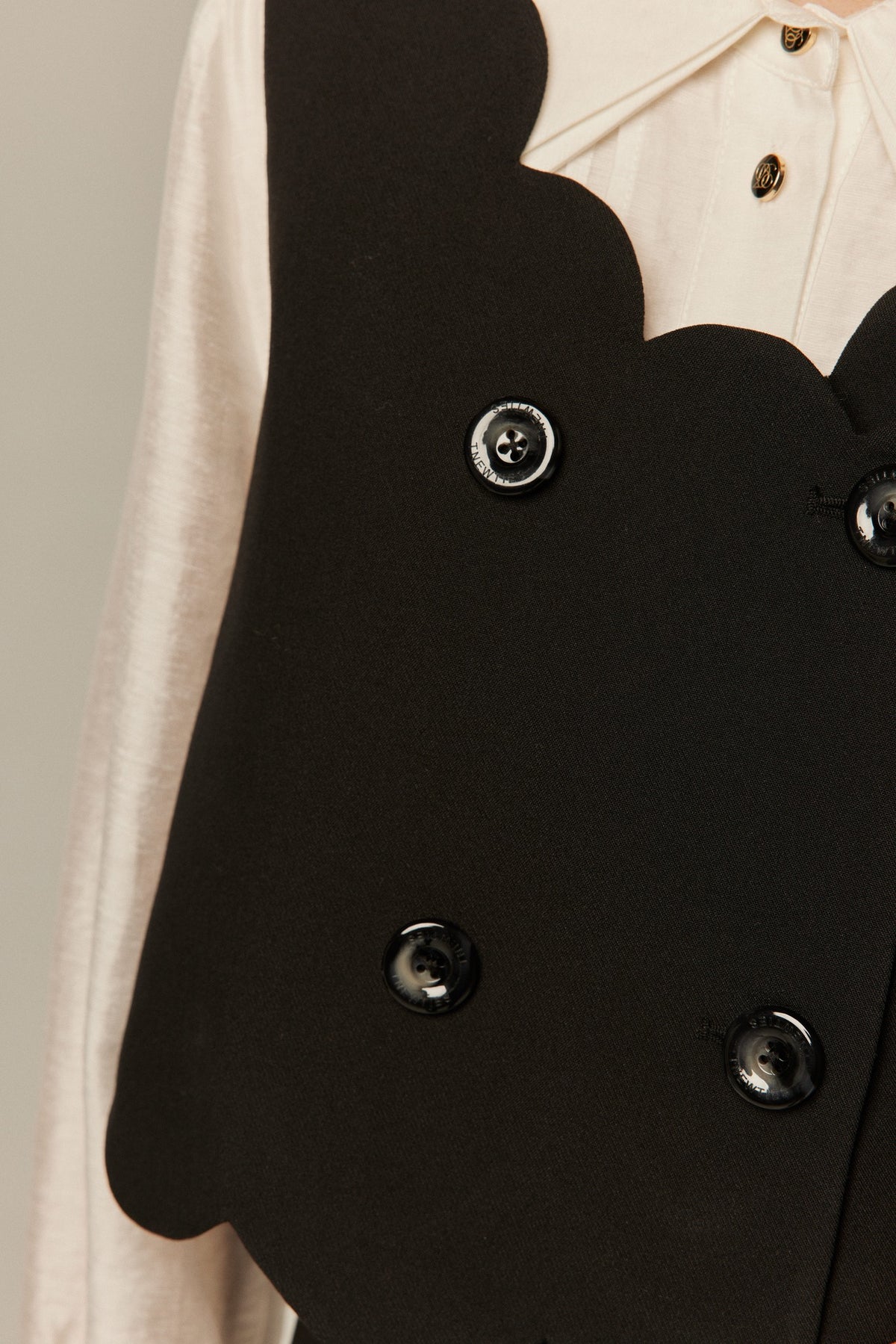 《そばかすができた》スカラップデザインダブルブレストベスト-Black
