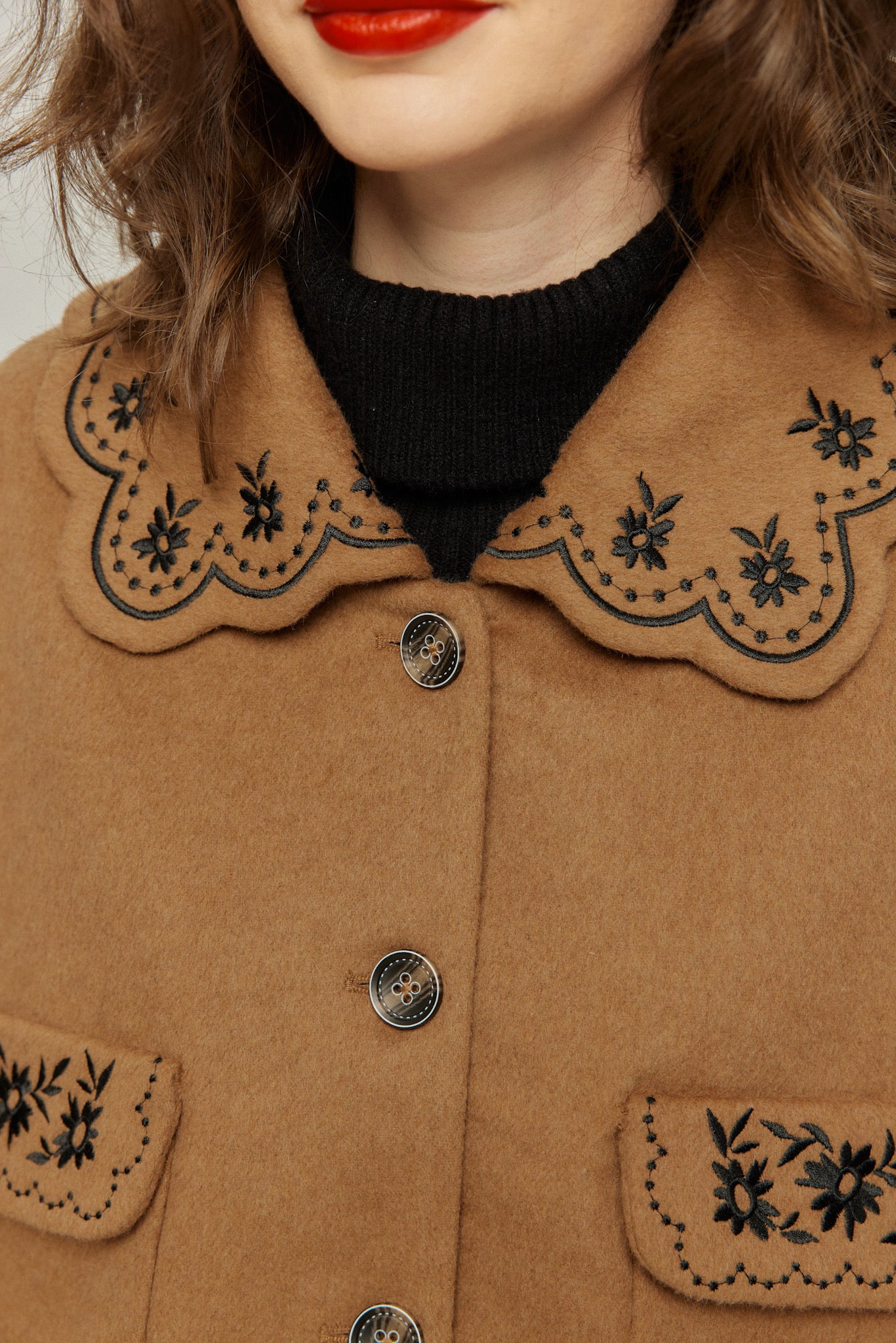 《蝶々になってしまった》スカラップデザインコート-Brown