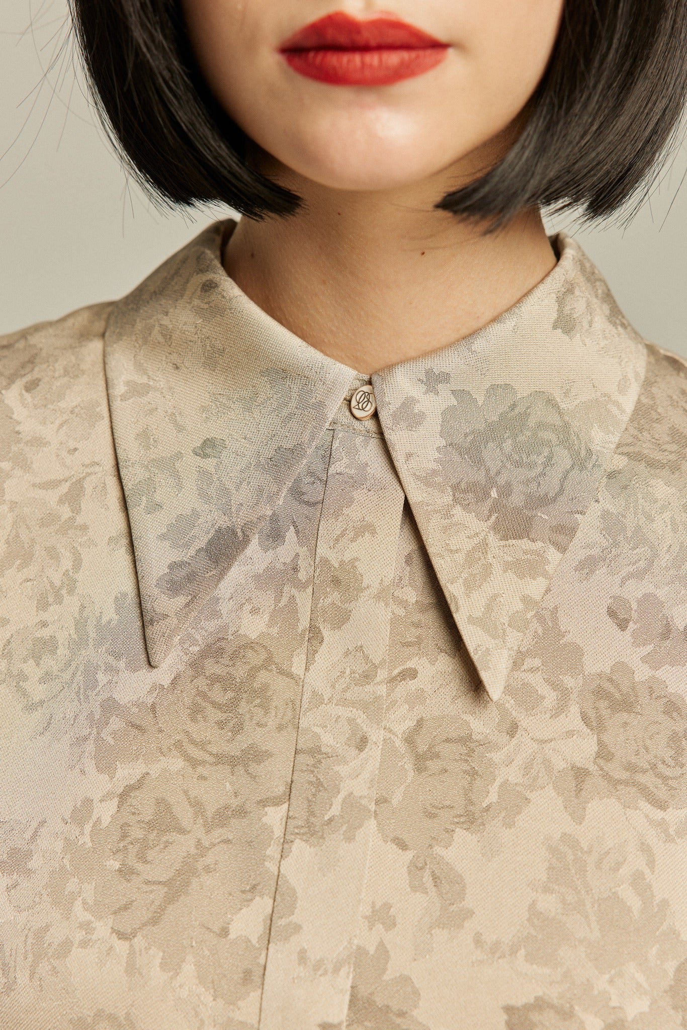 《ステージに花束を投げて》シノワズリジャガードブラウス-Beige