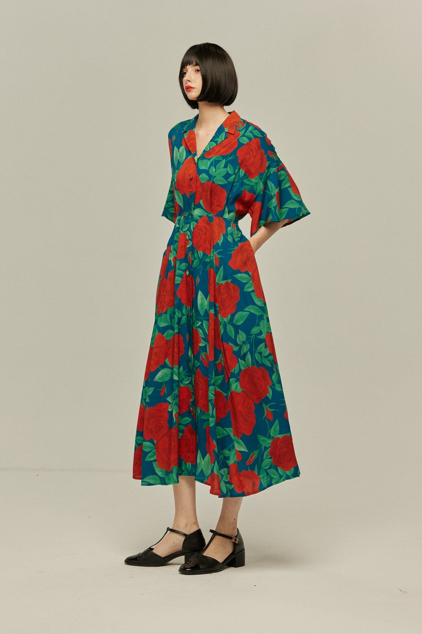 お花畑でお昼寝》フラワーパターンドレス-Navy – Tnewties