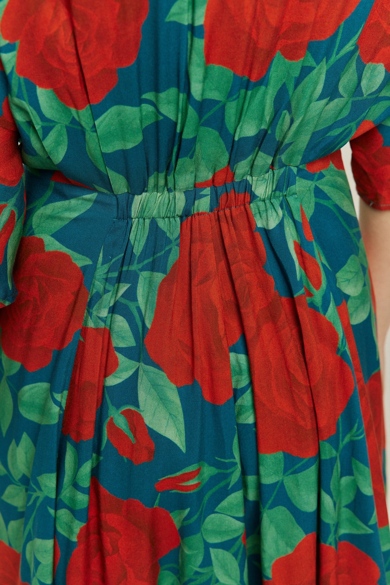 お花畑でお昼寝》フラワーパターンドレス-Navy – Tnewties