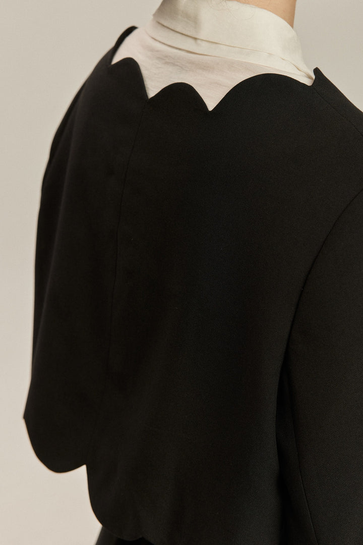 《Antique Auction》Scallop Design Crop Tops-Black