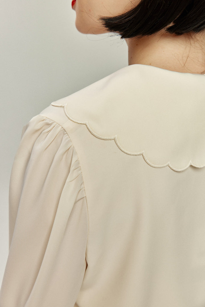 《おまけ付きのシリアル》スカラップデザインビッグカラーブラウス-Ivory