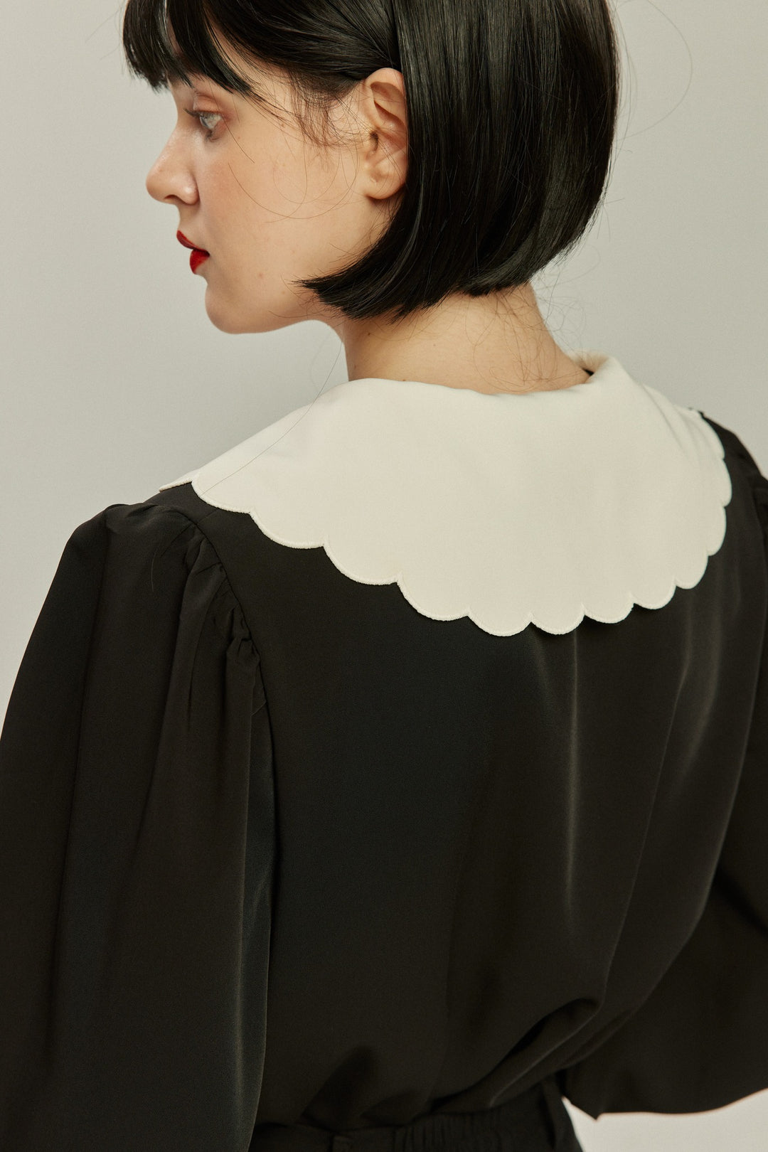 《おまけ付きのシリアル》スカラップデザインビッグカラーブラウス-Black