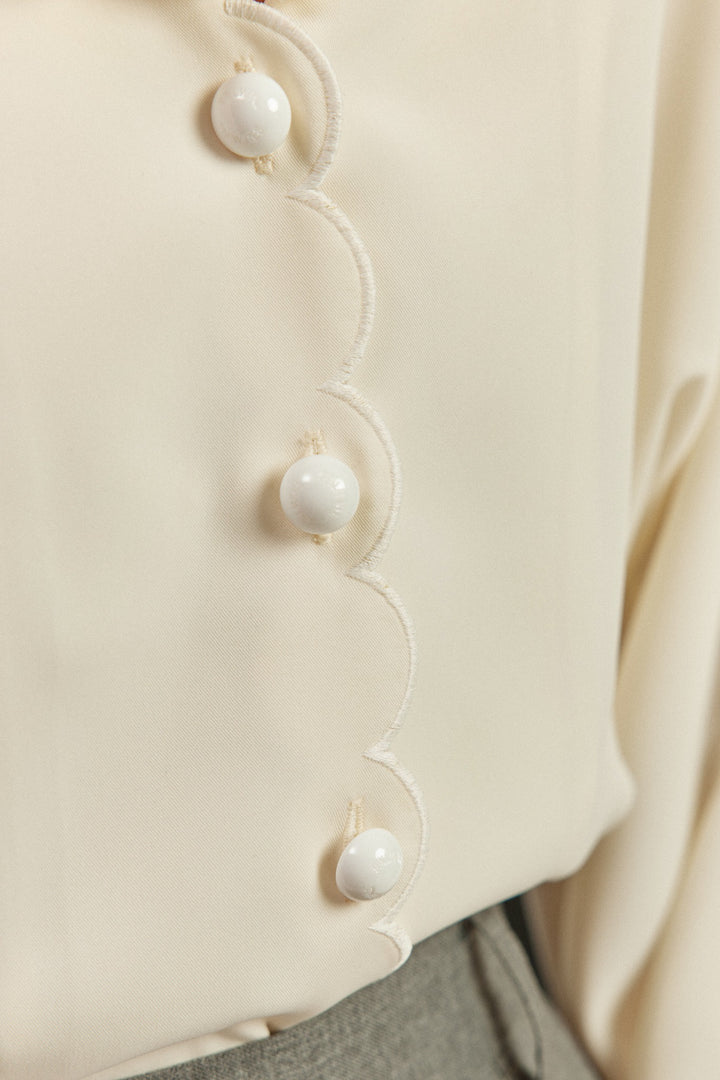 《おまけ付きのシリアル》スカラップデザインビッグカラーブラウス-Ivory