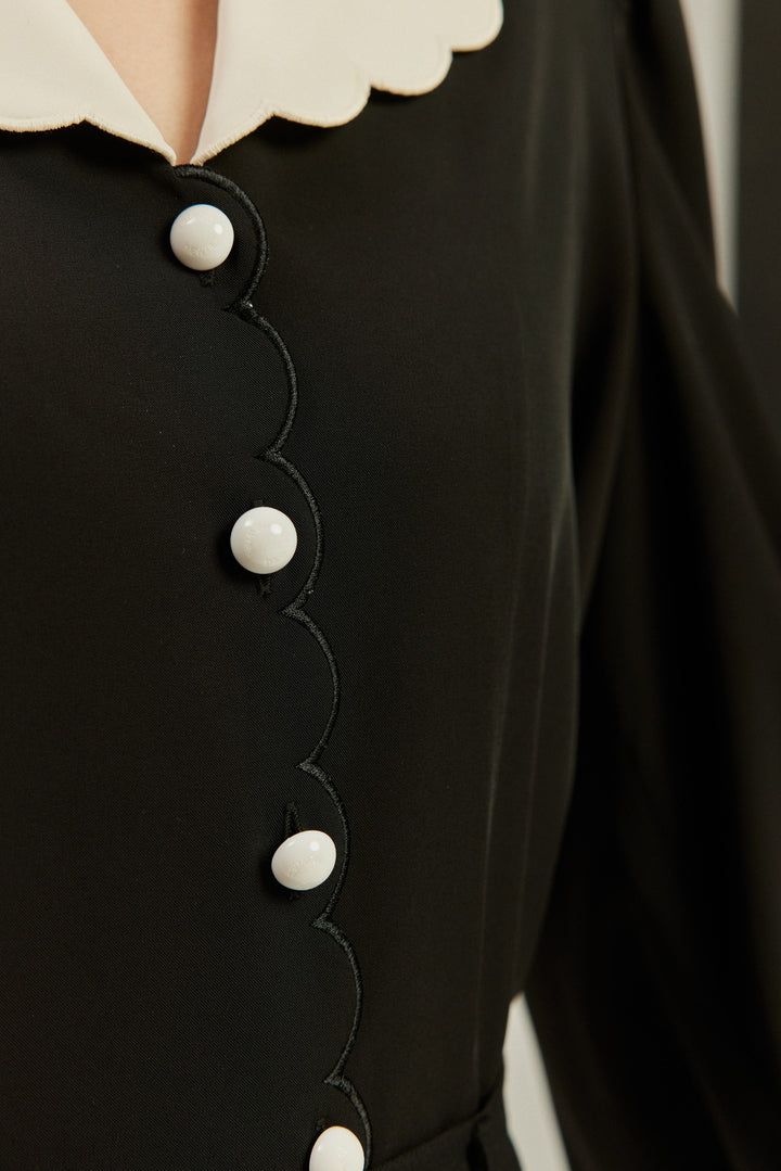 《おまけ付きのシリアル》スカラップデザインビッグカラーブラウス-Black