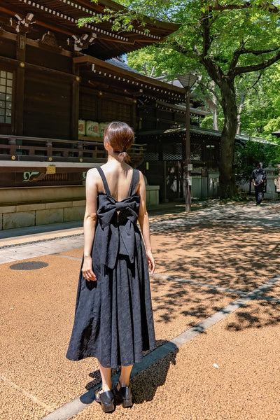 <tc>《바닷가에 오두막을 빌리자》백 리본 시노와즈리 패턴 원피스-Black</tc>