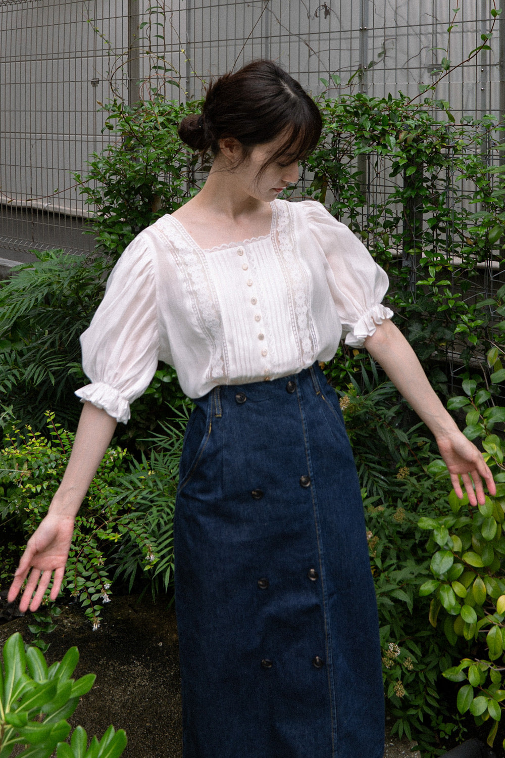 《かかしになりきって》スクエアネックレーストップス-White