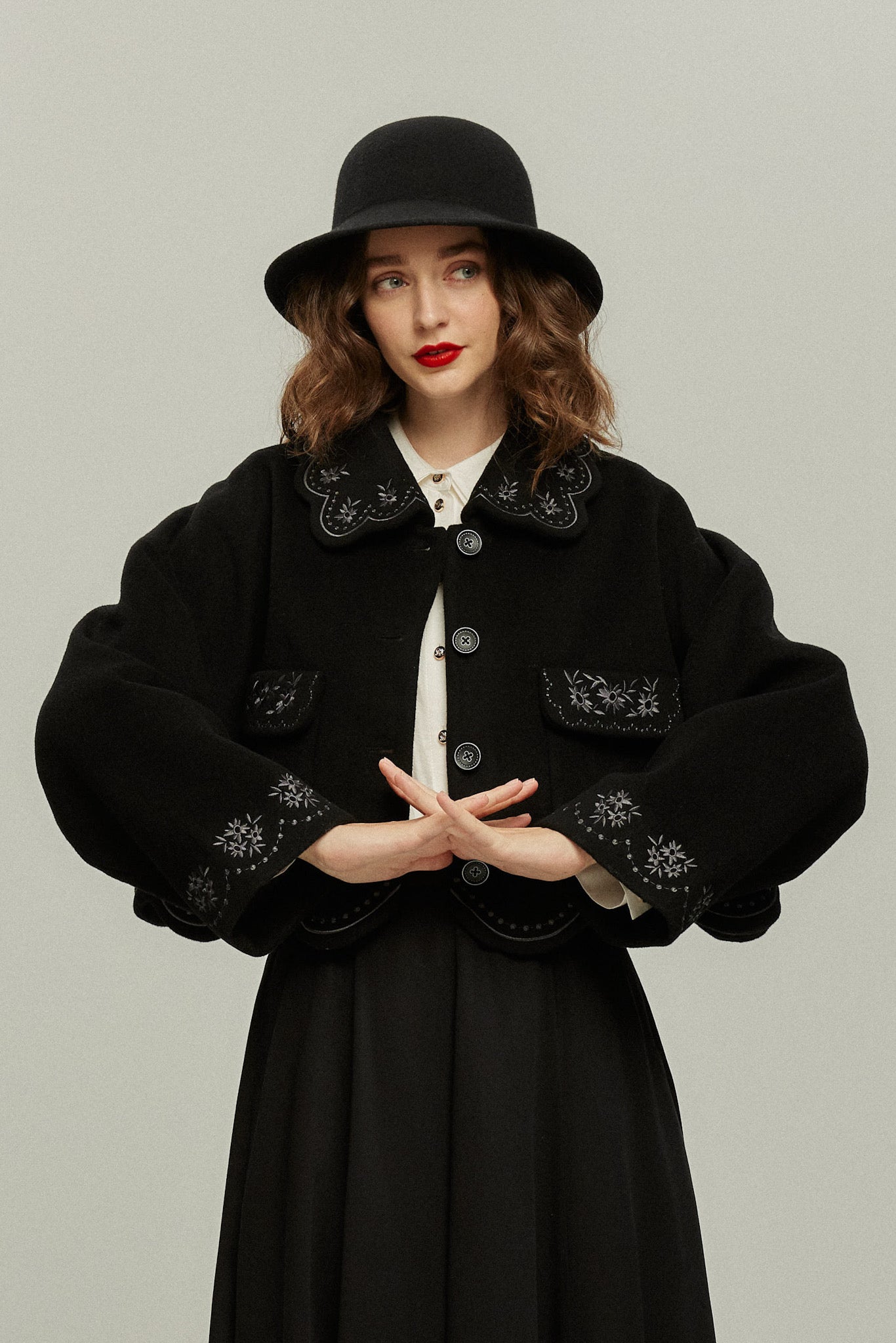 《蝶々になってしまった》スカラップデザインコート-Black