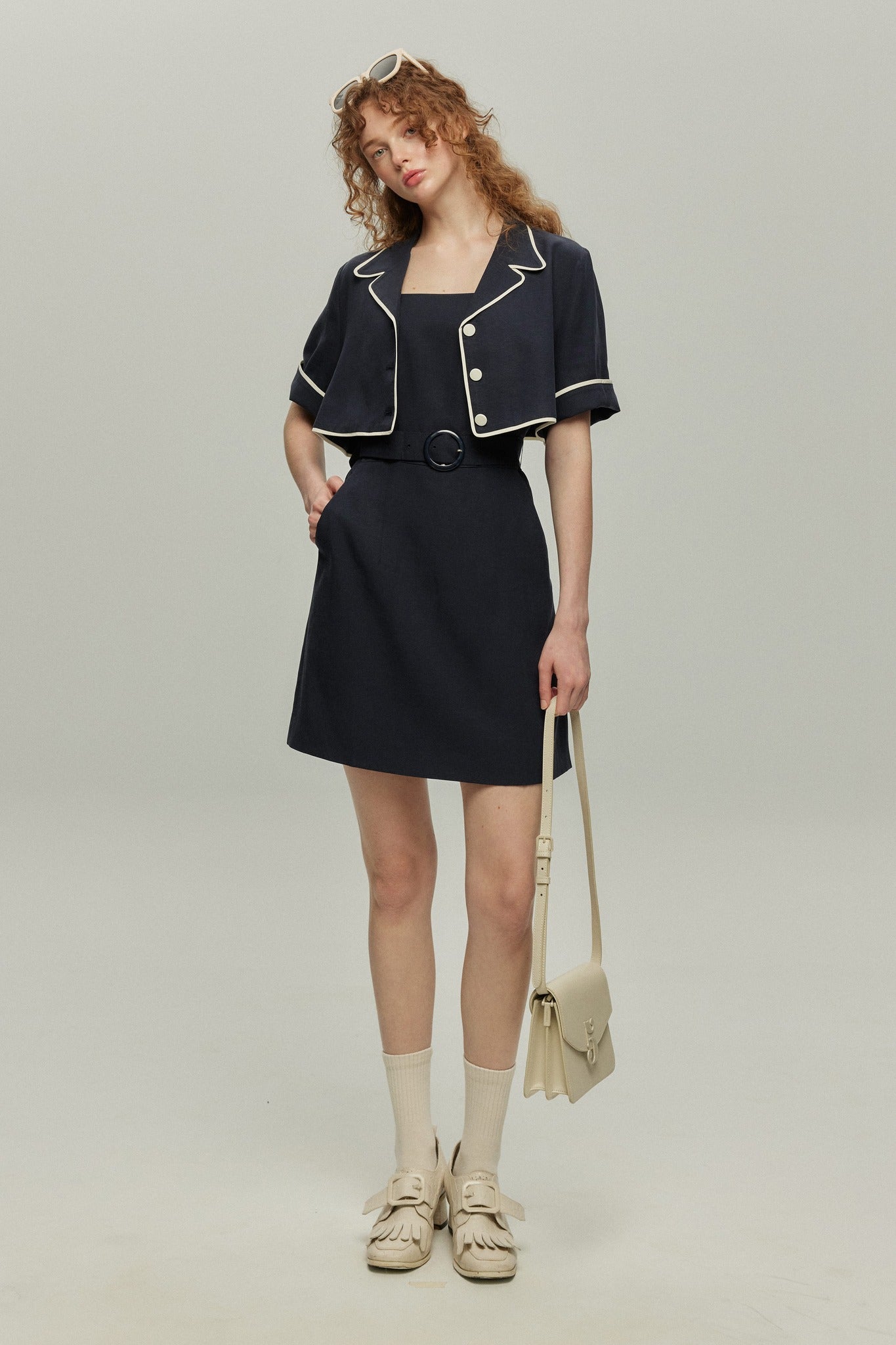 《次のダイビング選手、準備をお願いします》パイピングデザインクロップドジャケット-Navy