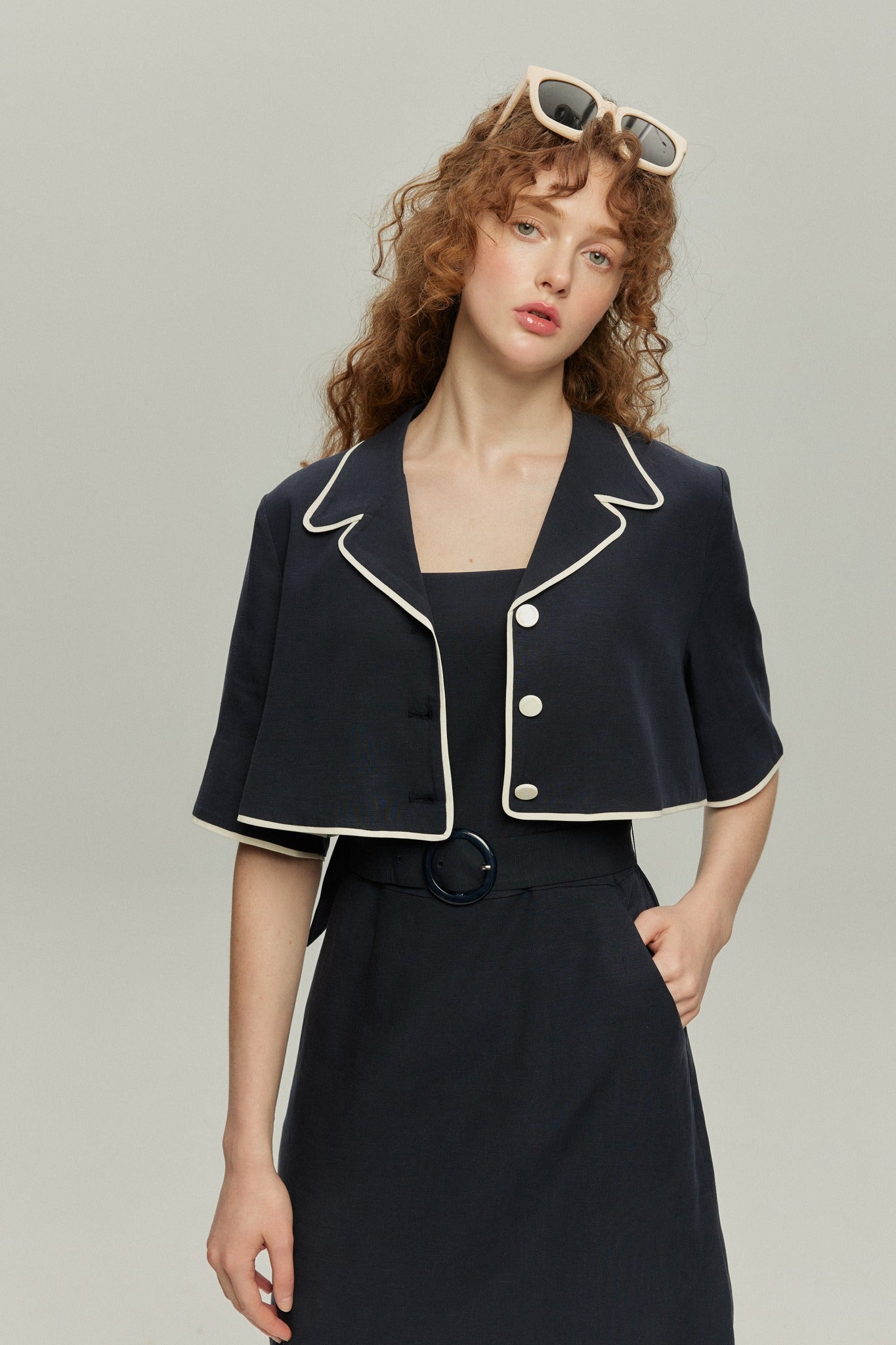 《次のダイビング選手、準備をお願いします》パイピングデザインクロップドジャケット-Navy
