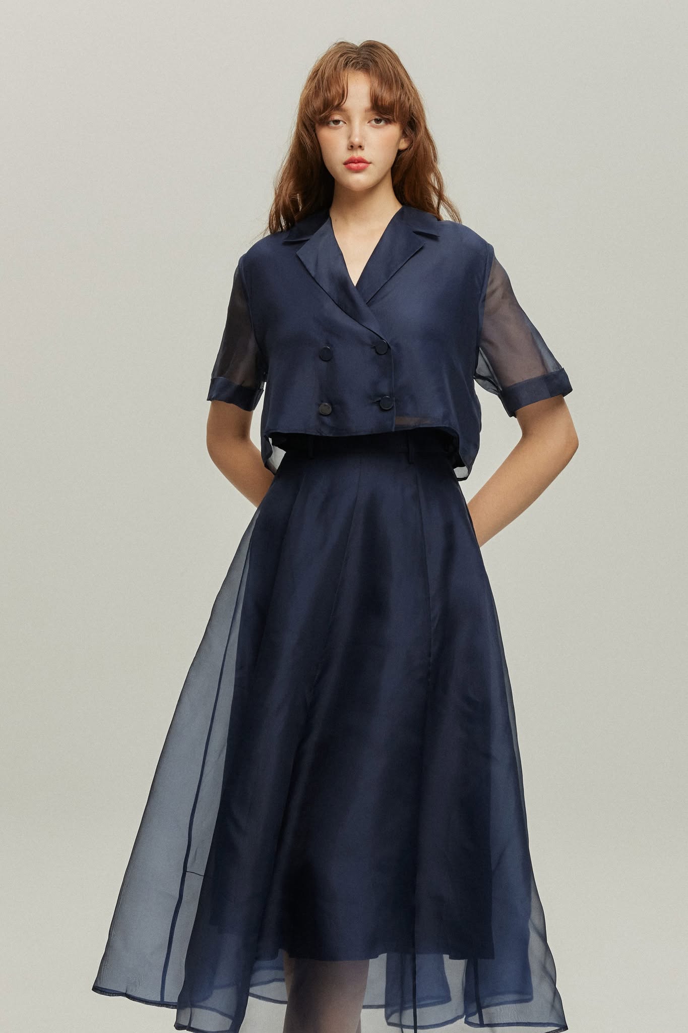 《上の階に俳優が住んでいる》フレアロングシルクスカート-Navy