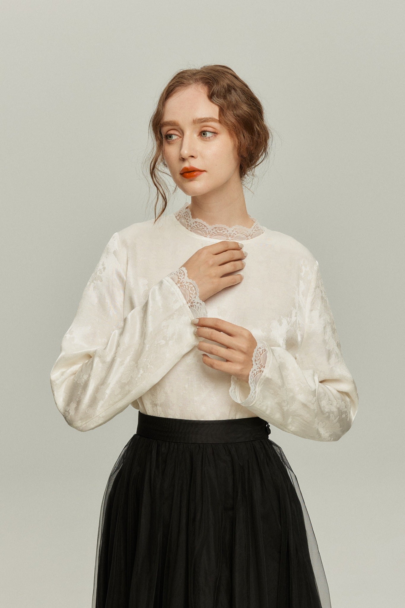 《彼女が花屋に入っていくのを見かけた》レーストリムシノワズリブラウス-White