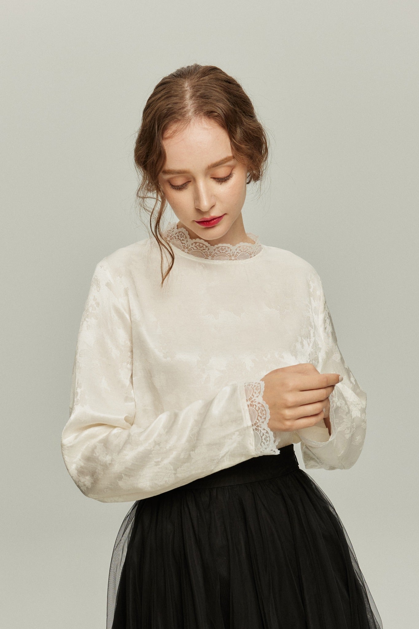 《彼女が花屋に入っていくのを見かけた》レーストリムシノワズリブラウス-White