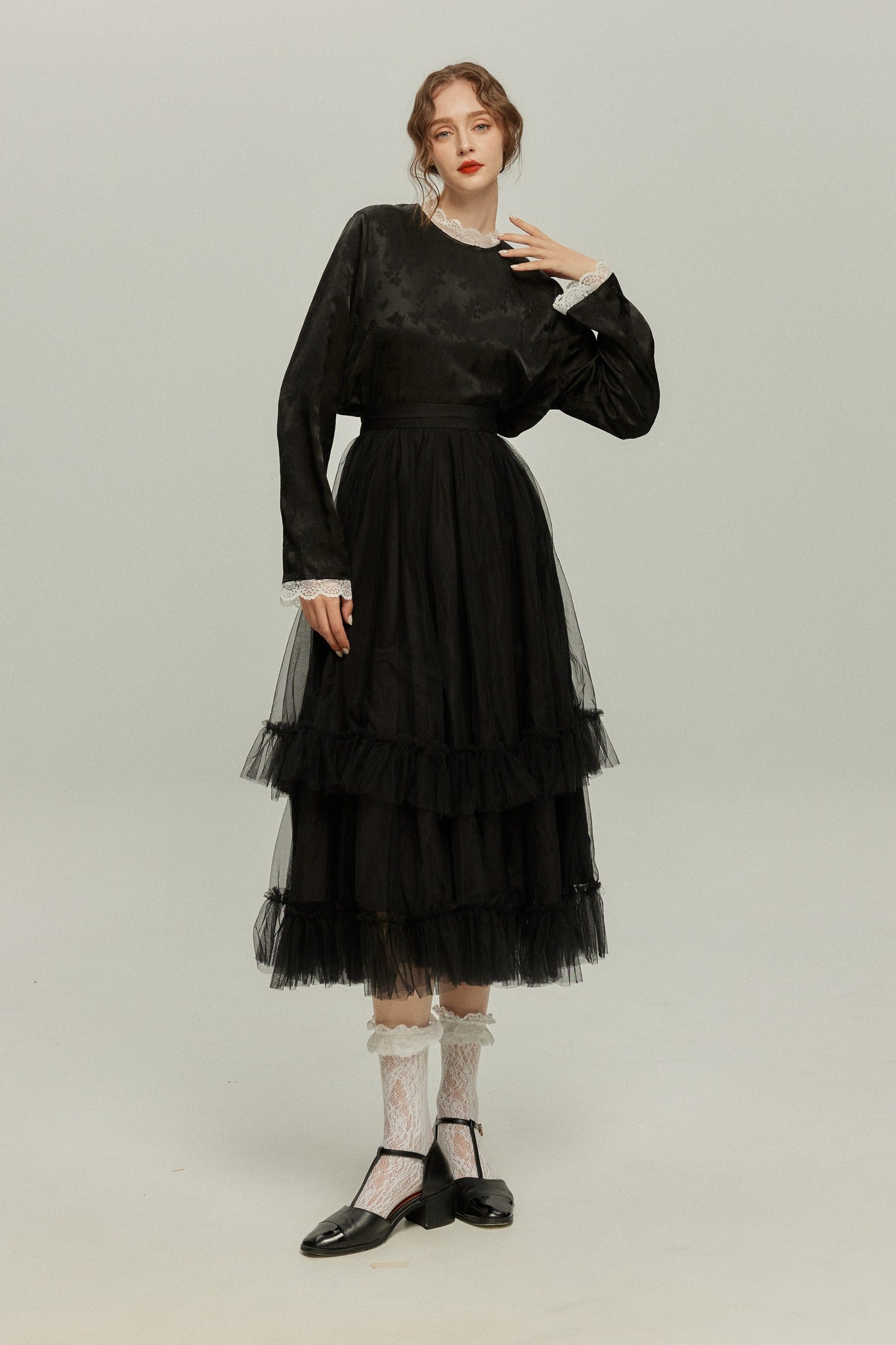 《彼女が花屋に入っていくのを見かけた》レーストリムシノワズリブラウス-Black