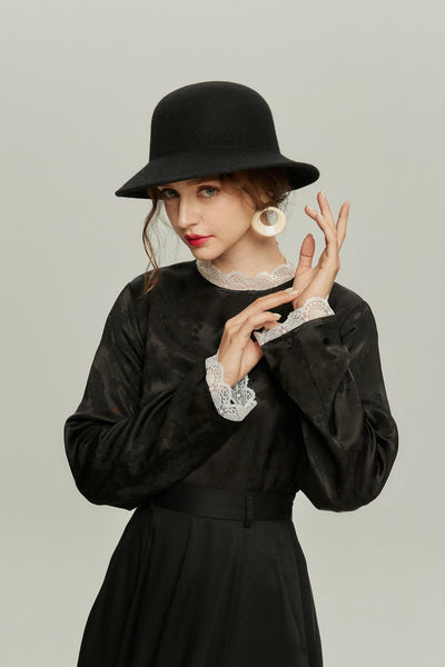 《彼女が花屋に入っていくのを見かけた》レーストリムシノワズリブラウス-Black