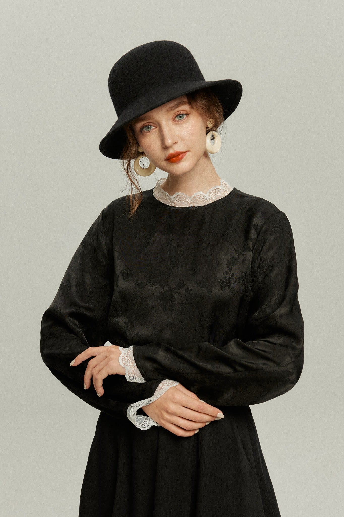 《彼女が花屋に入っていくのを見かけた》レーストリムシノワズリブラウス-Black