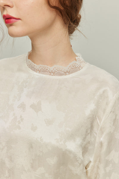 《彼女が花屋に入っていくのを見かけた》レーストリムシノワズリブラウス-White