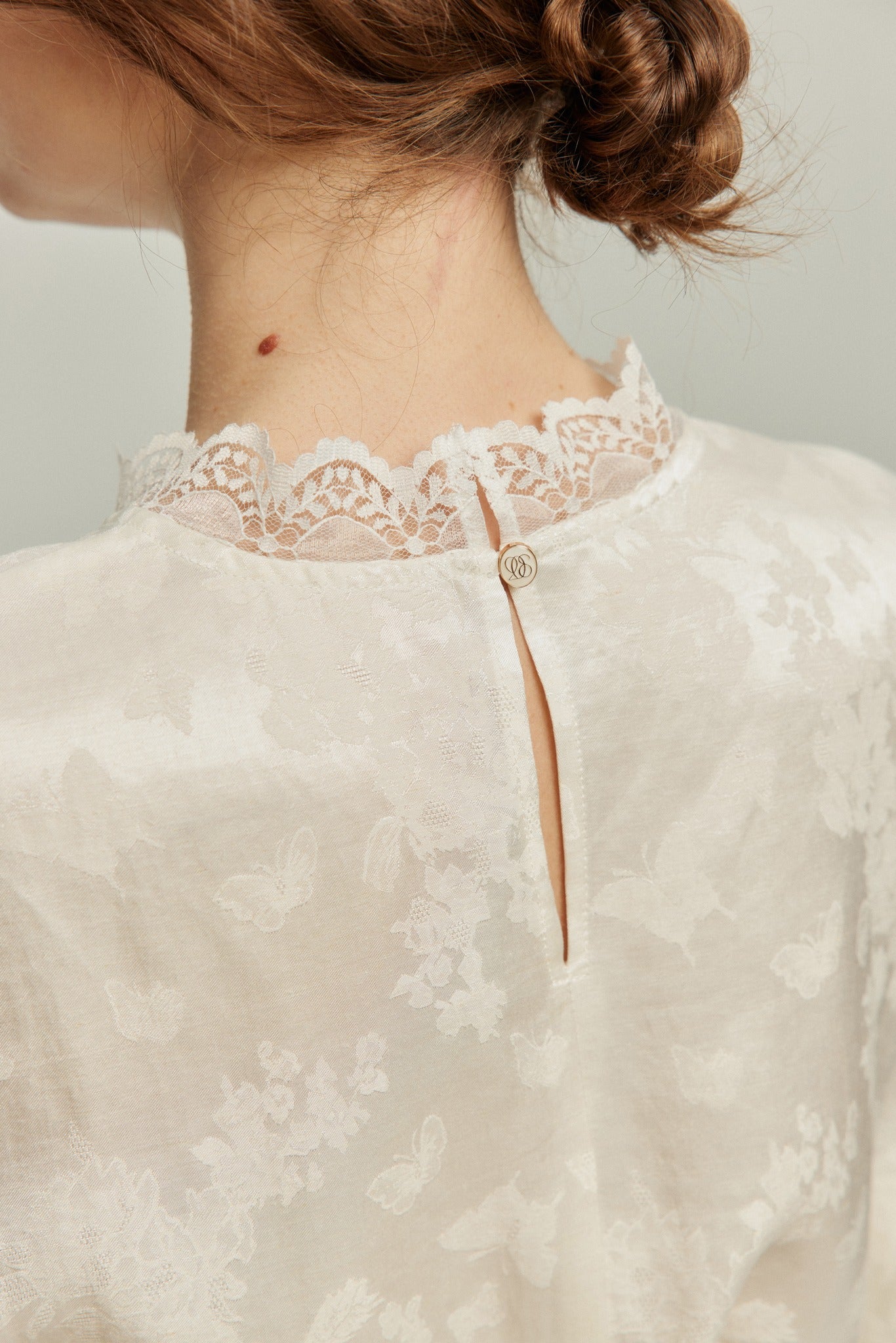 《彼女が花屋に入っていくのを見かけた》レーストリムシノワズリブラウス-White