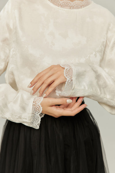 《彼女が花屋に入っていくのを見かけた》レーストリムシノワズリブラウス-White