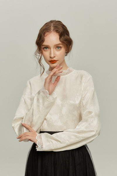《彼女が花屋に入っていくのを見かけた》レーストリムシノワズリブラウス-White