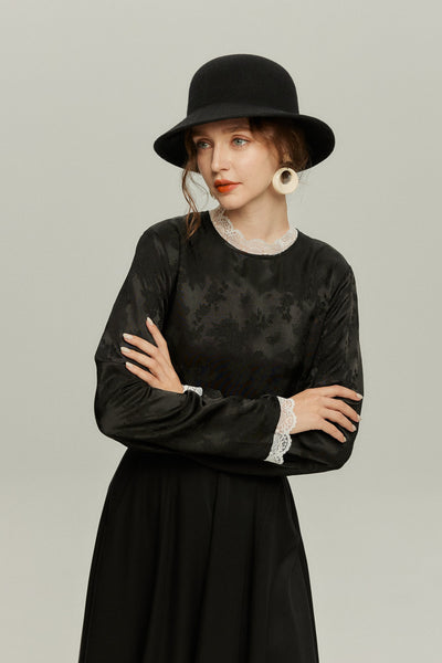《彼女が花屋に入っていくのを見かけた》レーストリムシノワズリブラウス-Black