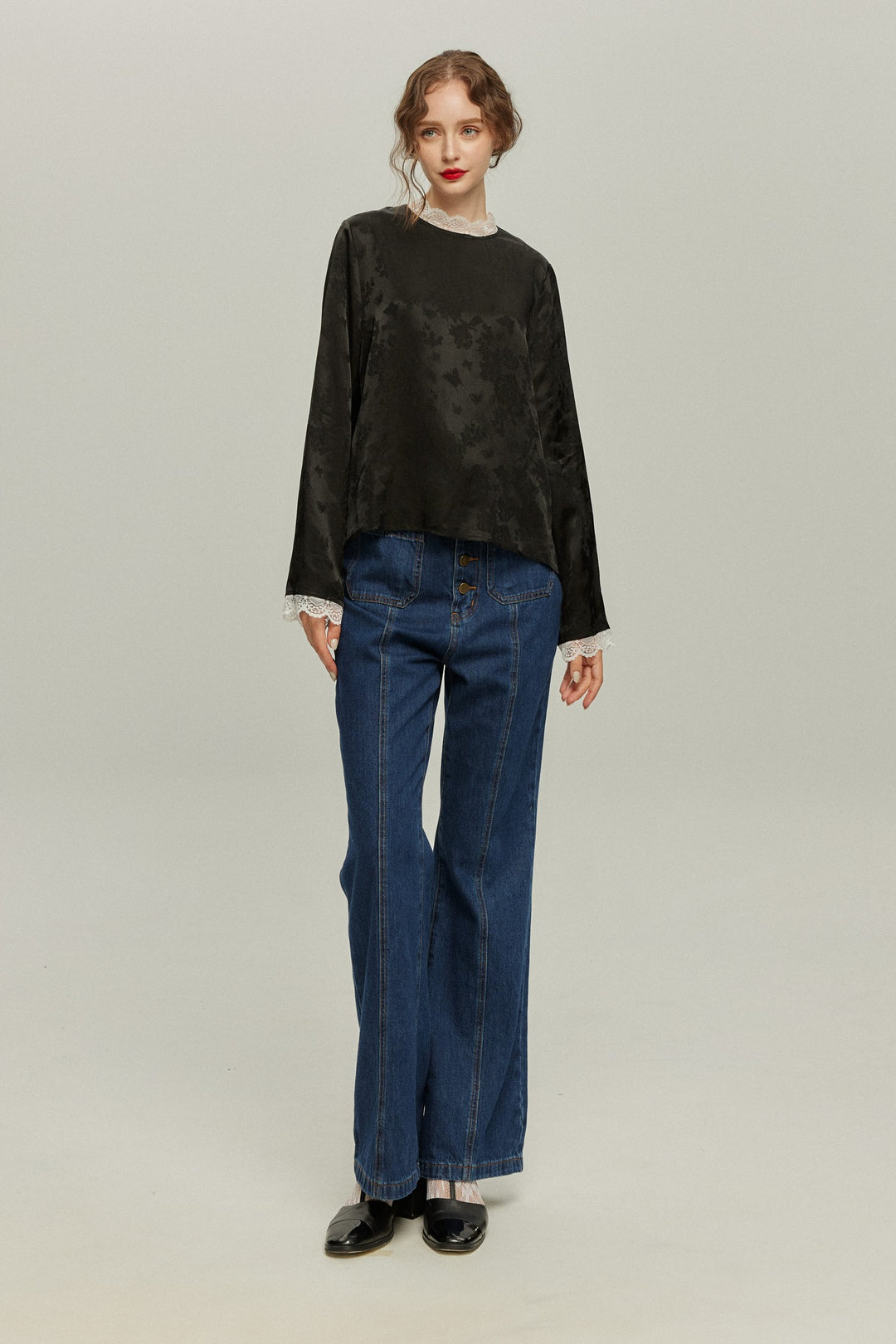 《彼女が花屋に入っていくのを見かけた》レーストリムシノワズリブラウス-Black