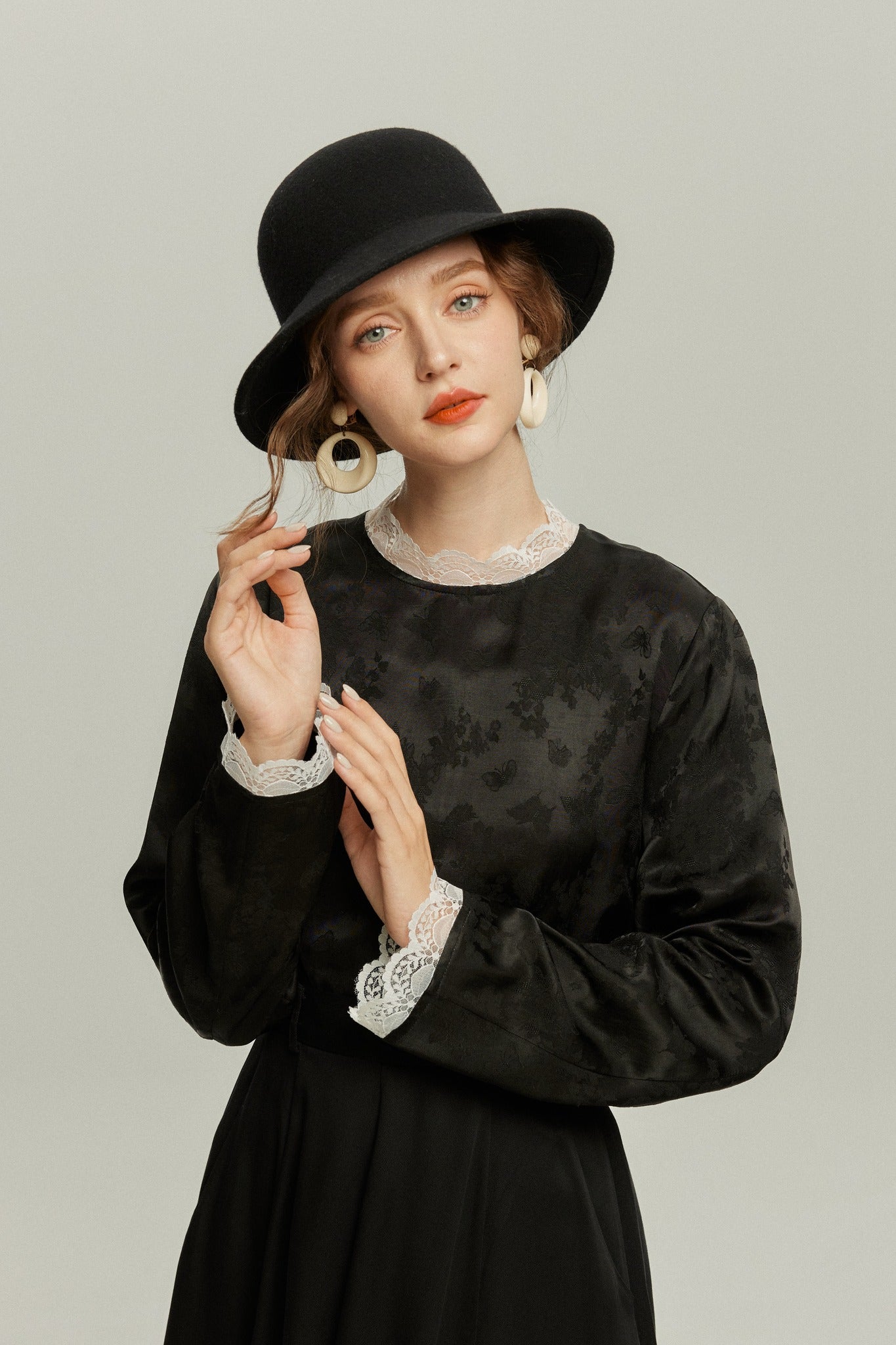 《彼女が花屋に入っていくのを見かけた》レーストリムシノワズリブラウス-Black