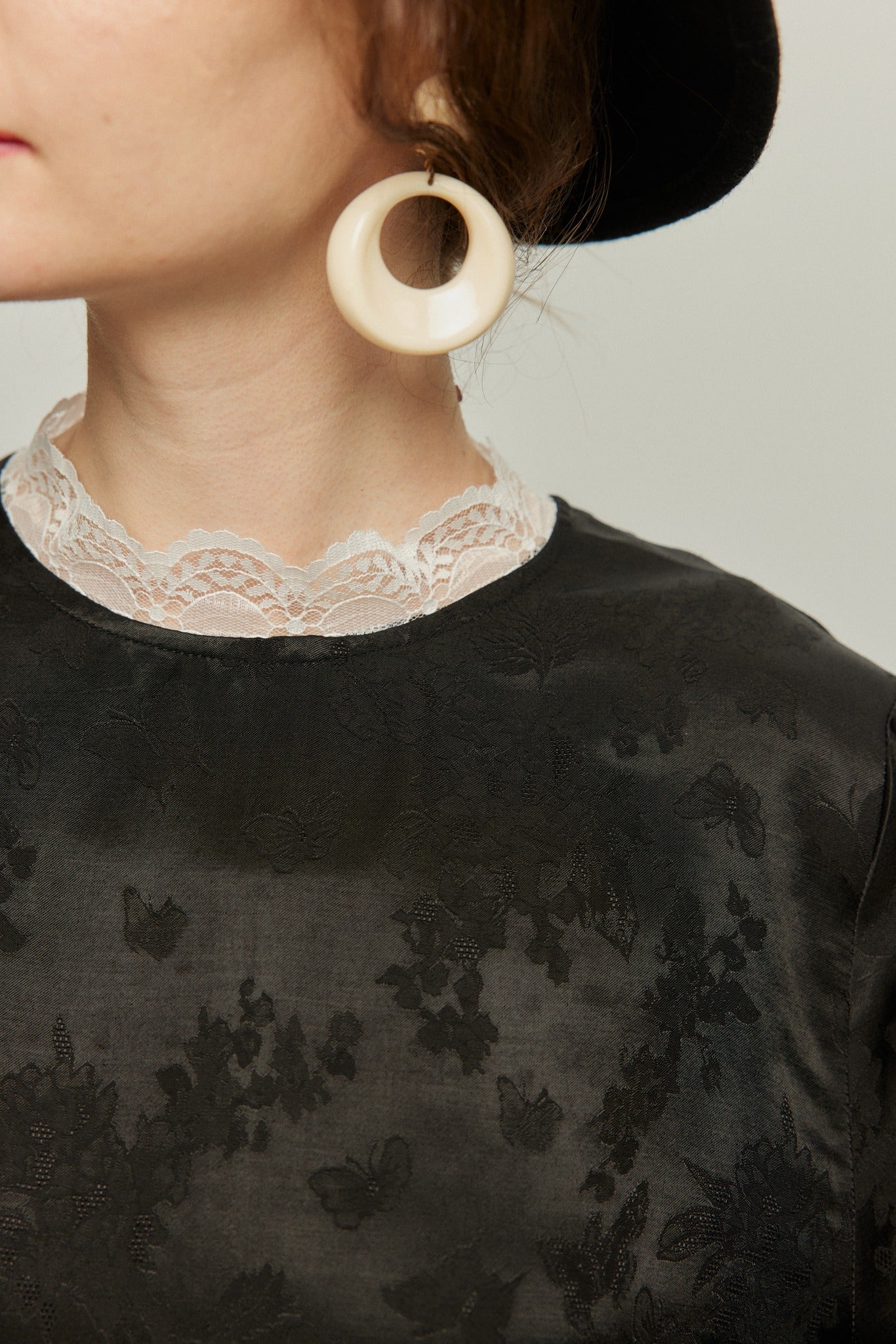 《彼女が花屋に入っていくのを見かけた》レーストリムシノワズリブラウス-Black