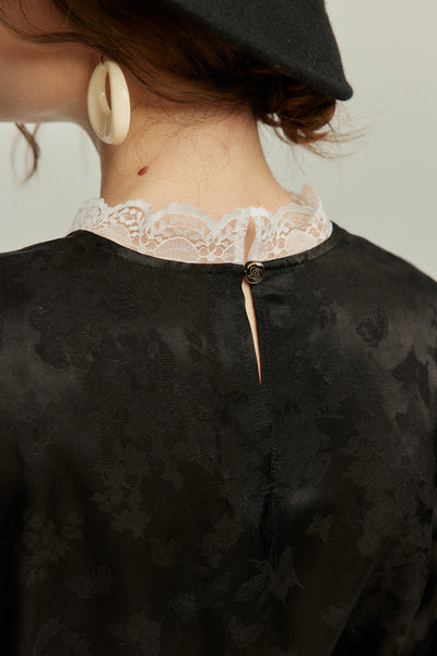《彼女が花屋に入っていくのを見かけた》レーストリムシノワズリブラウス-Black